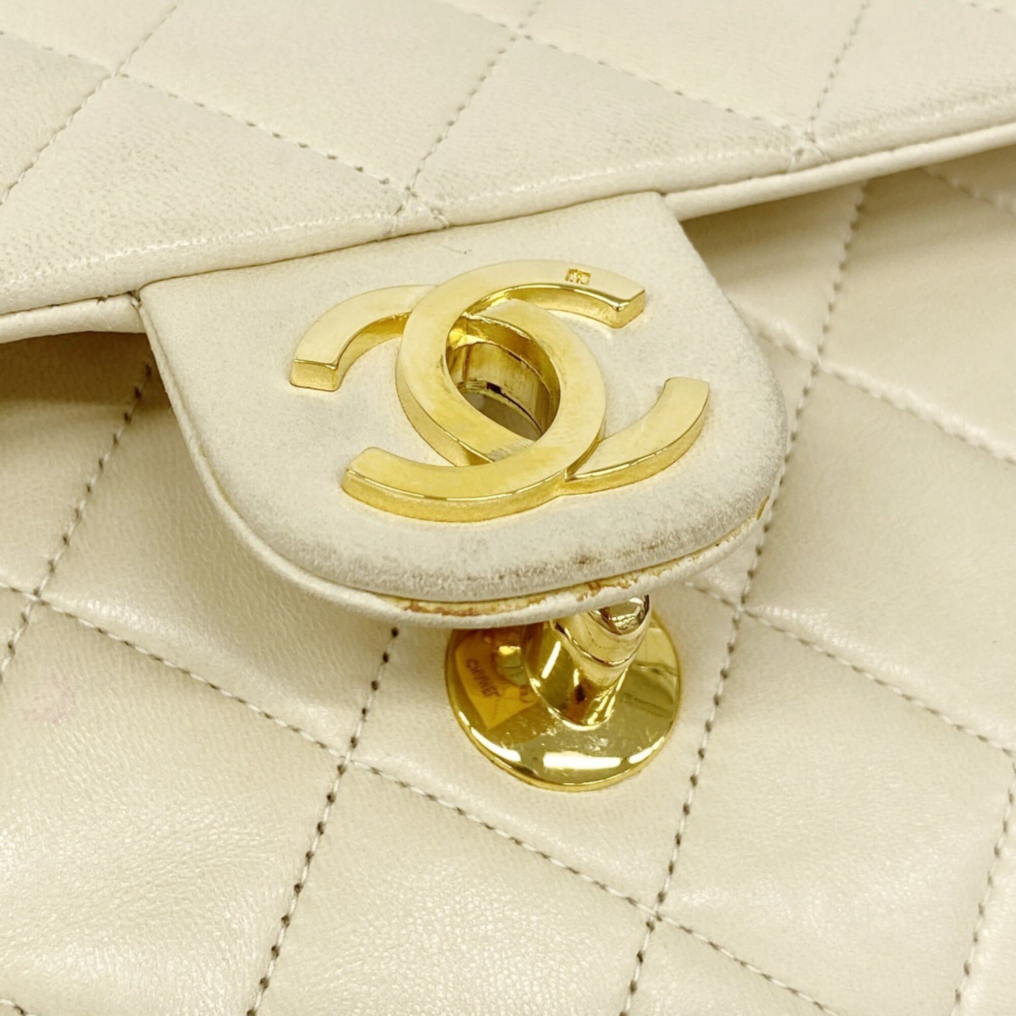 Chanel Beige Leather Shoulder Bag (Pre-Owned)