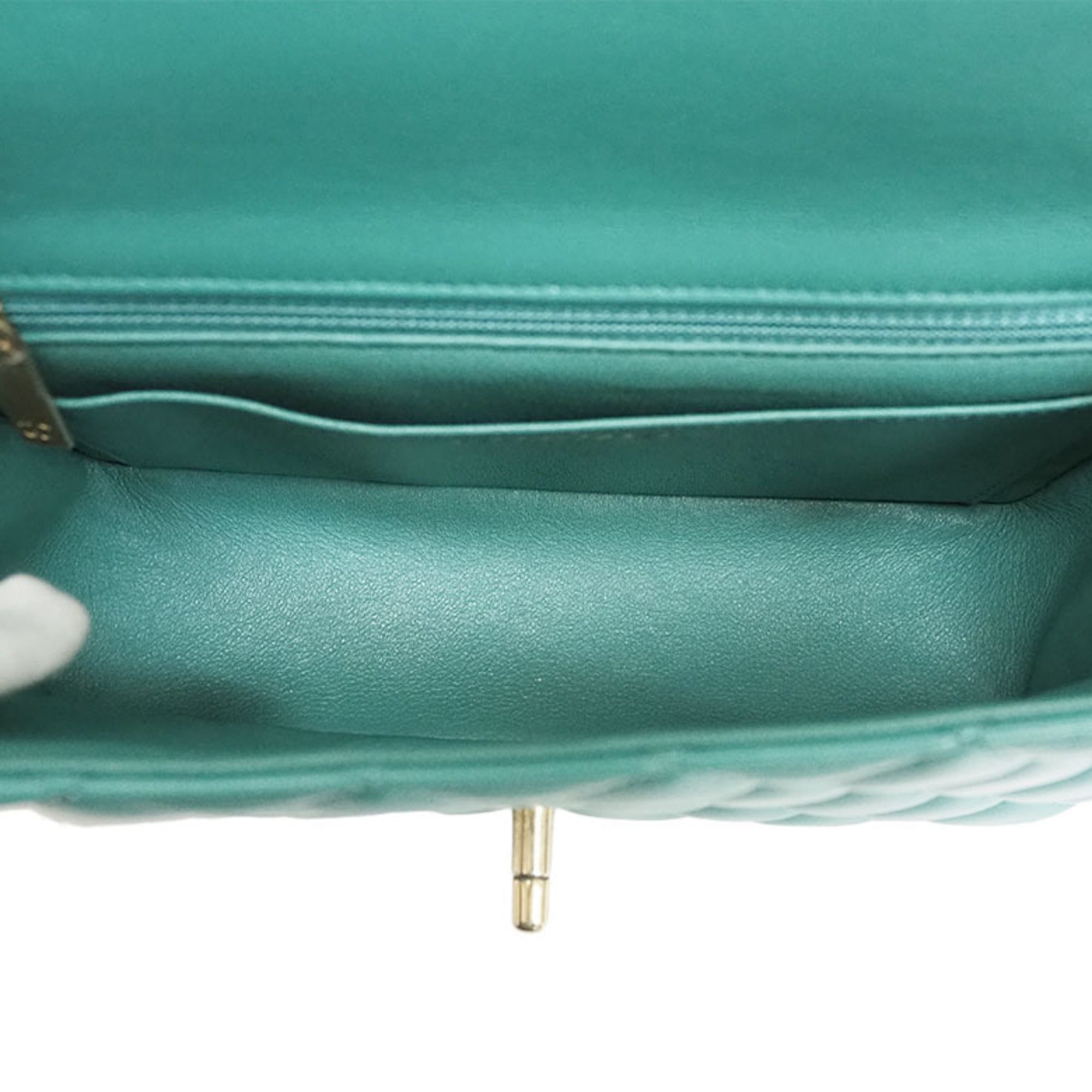 Chanel Green Shoulder Bag (Pre-Owned)