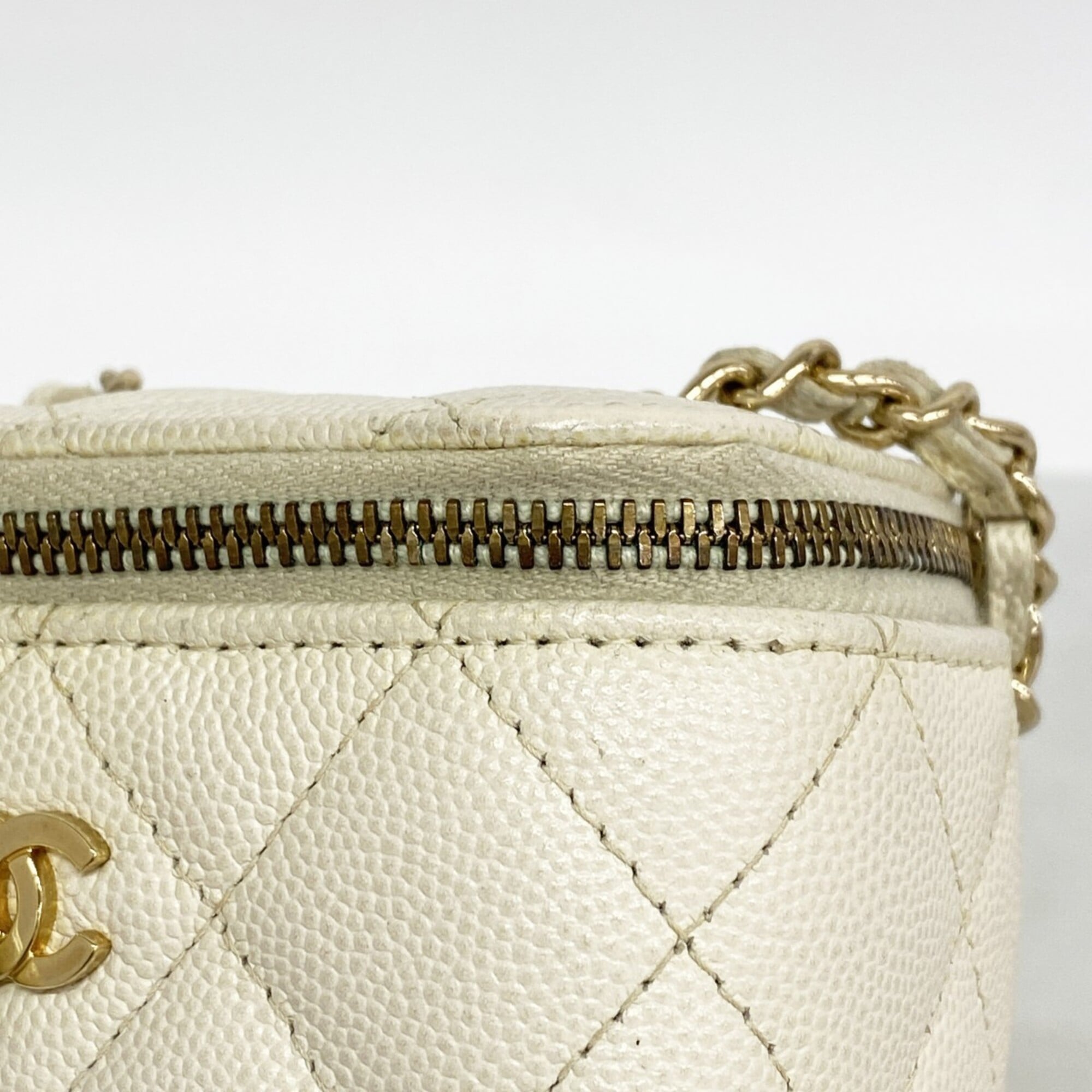 Chanel White Grained Calfskin Shoulder Bag (Pre-Owned)