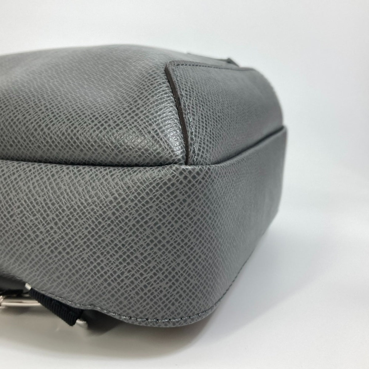 Louis Vuitton Taiga Gray Gris Taiga Leather Shoulder Bag (Pre-Owned)