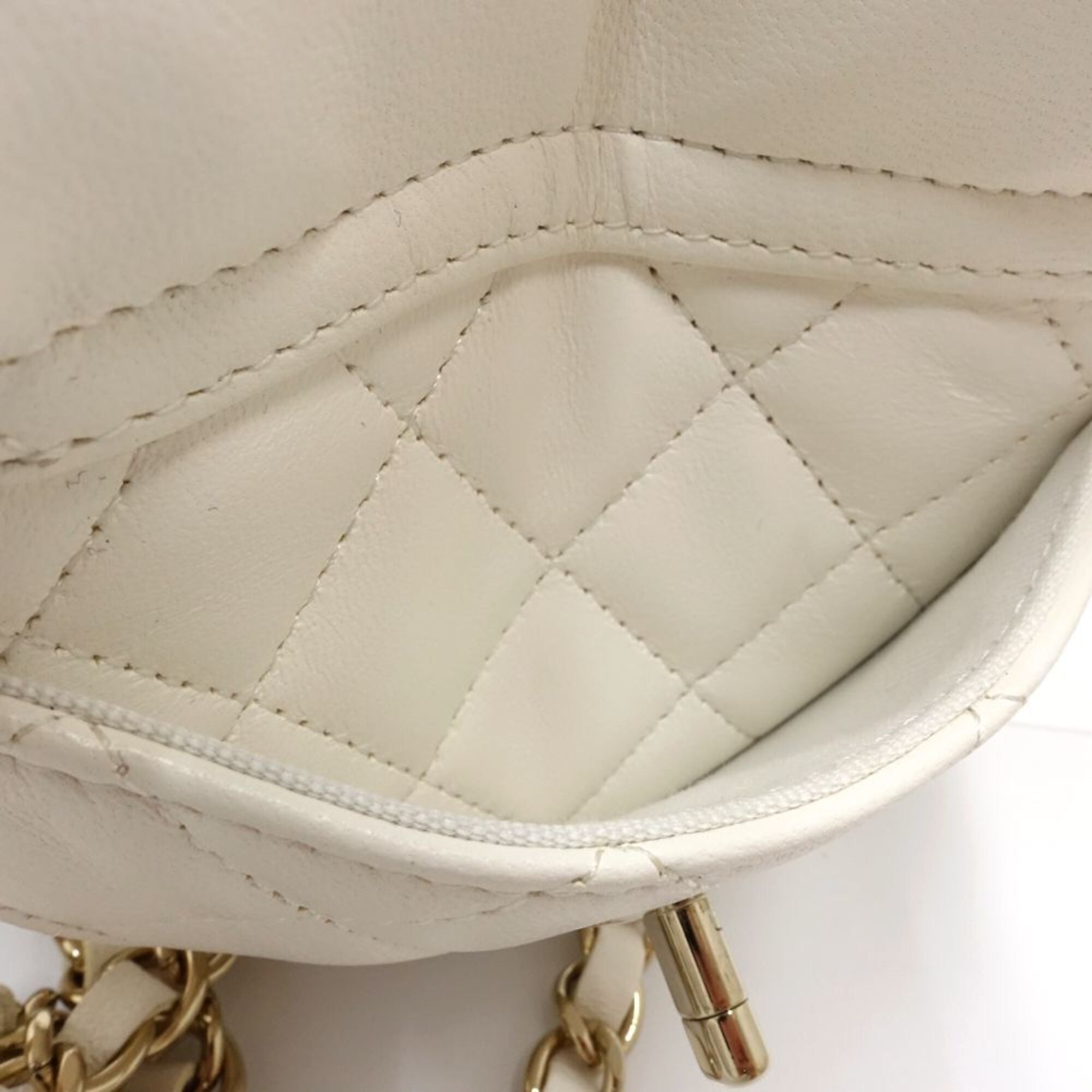 Chanel White Leather Fanny Pack Sling Bag (Pre-Owned)