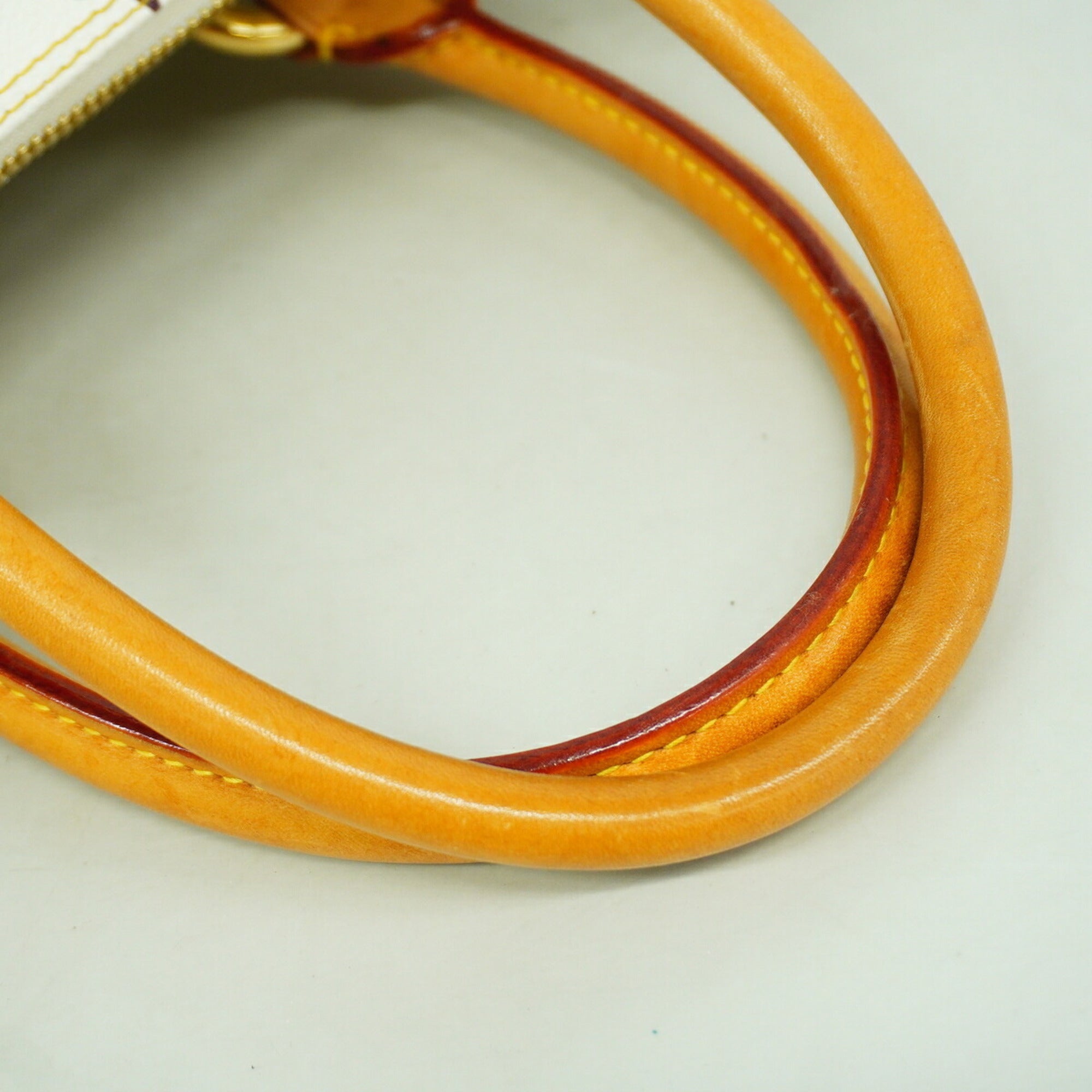 Louis Vuitton Blanc Handbag (Pre-Owned)