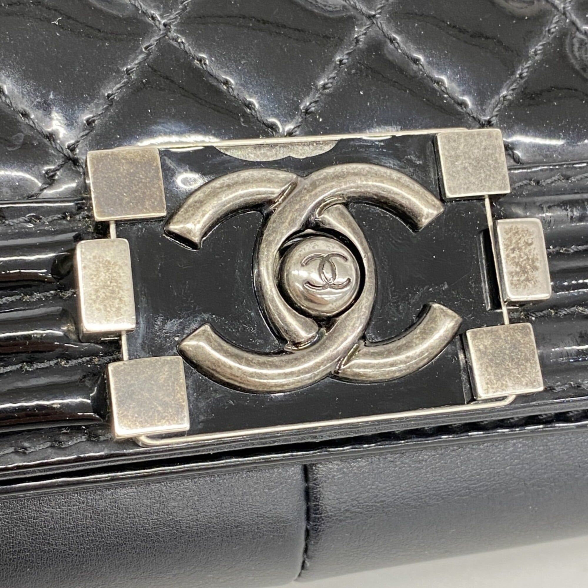 Chanel Black Patent Leather Shoulder Bag (Pre-Owned)