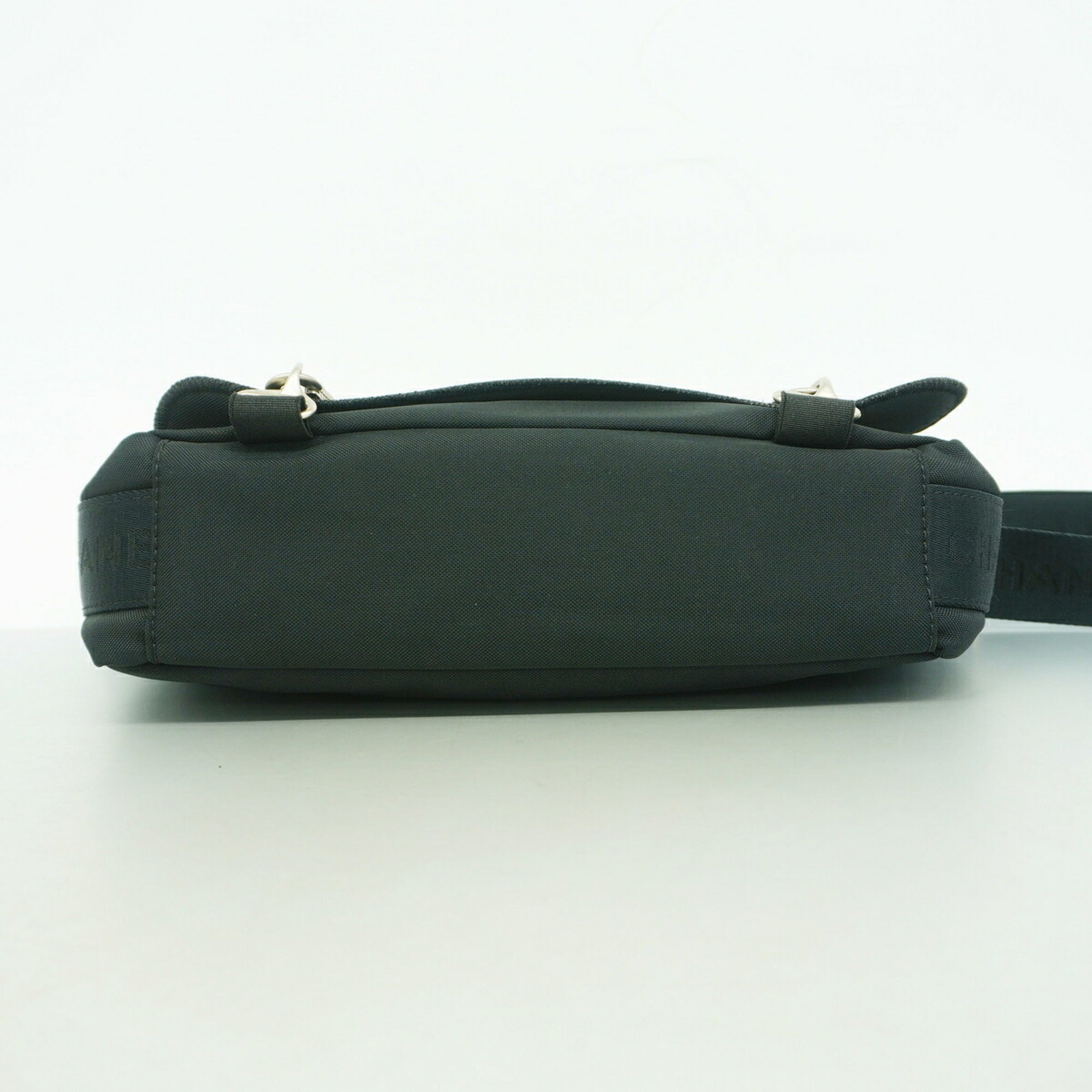 Chanel Black Leather Felt Handbag (Pre-Owned)