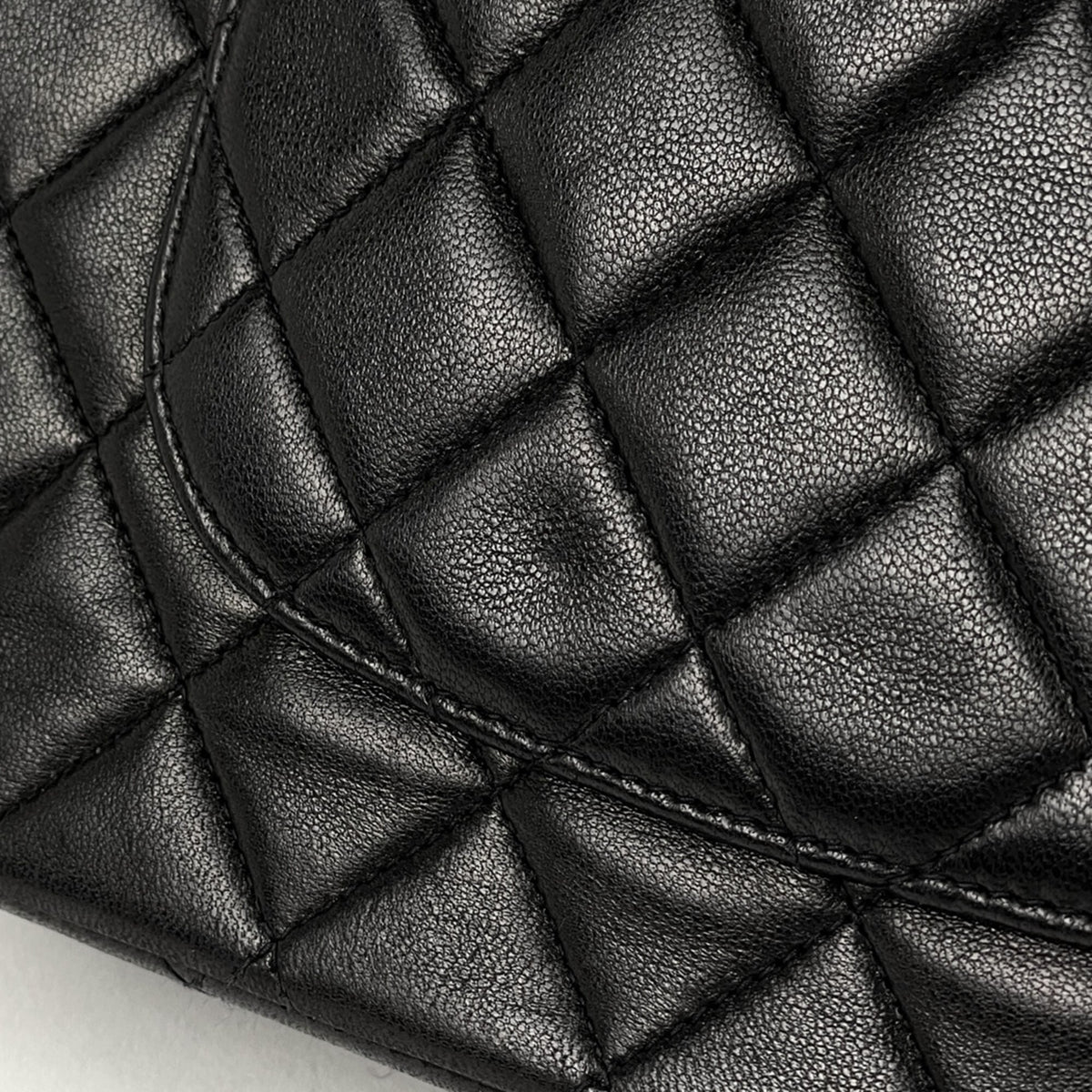 Chanel Matelasse Black Leather Shoulder Bag (Pre-Owned)