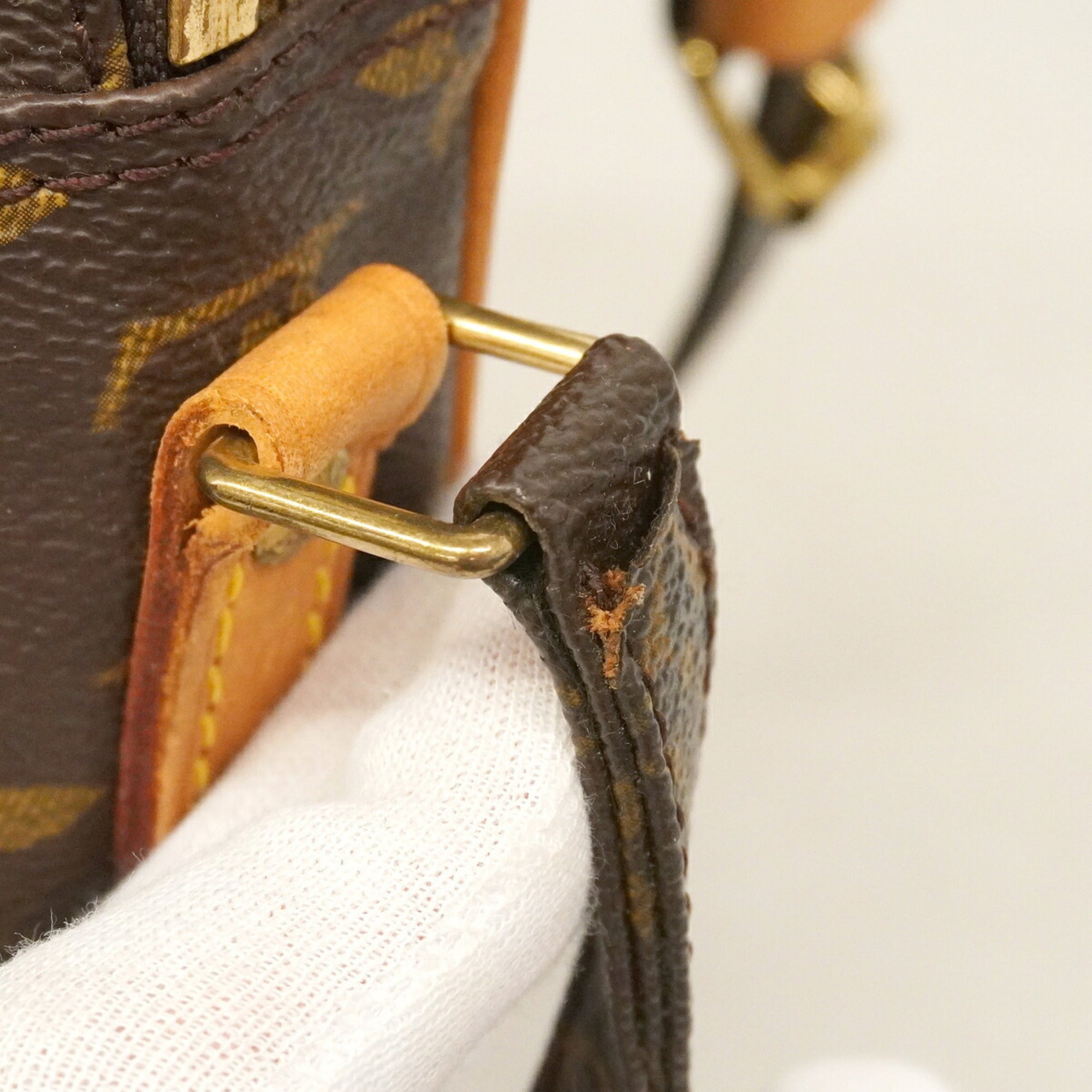 Louis Vuitton Brown Shoulder Bag (Pre-Owned)