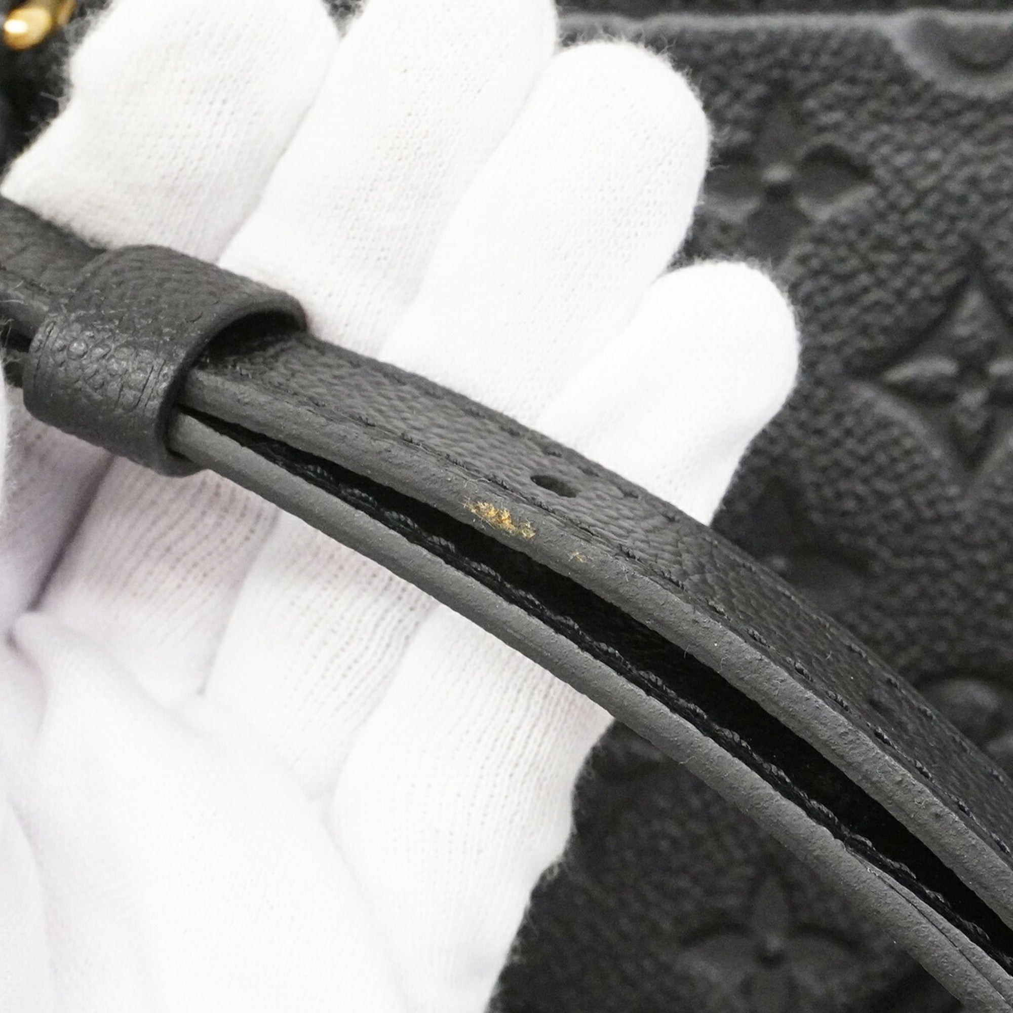 Louis Vuitton Noir Handbag (Pre-Owned)