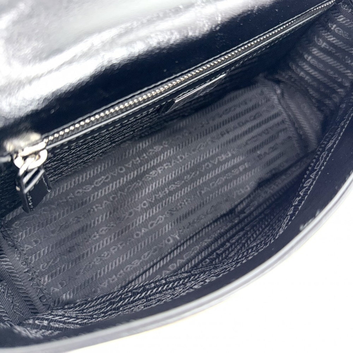 Prada Black White Leather Shoulder Bag (Pre-Owned)
