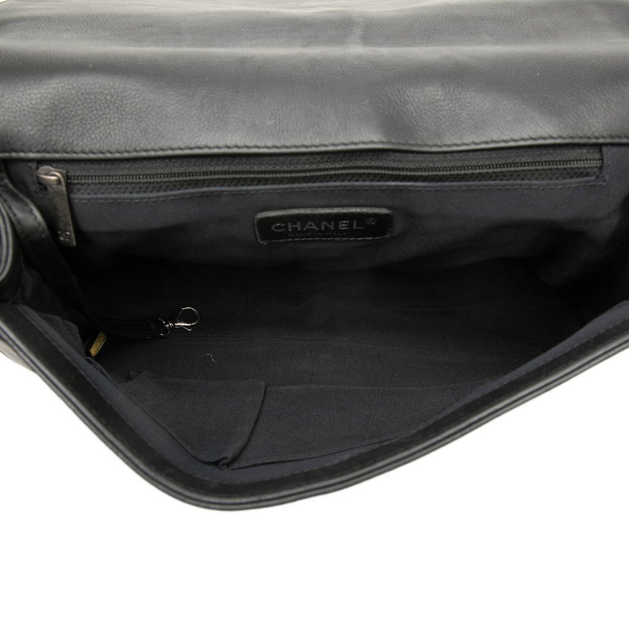 Chanel Black Leather Shoulder Bag (Pre-Owned)