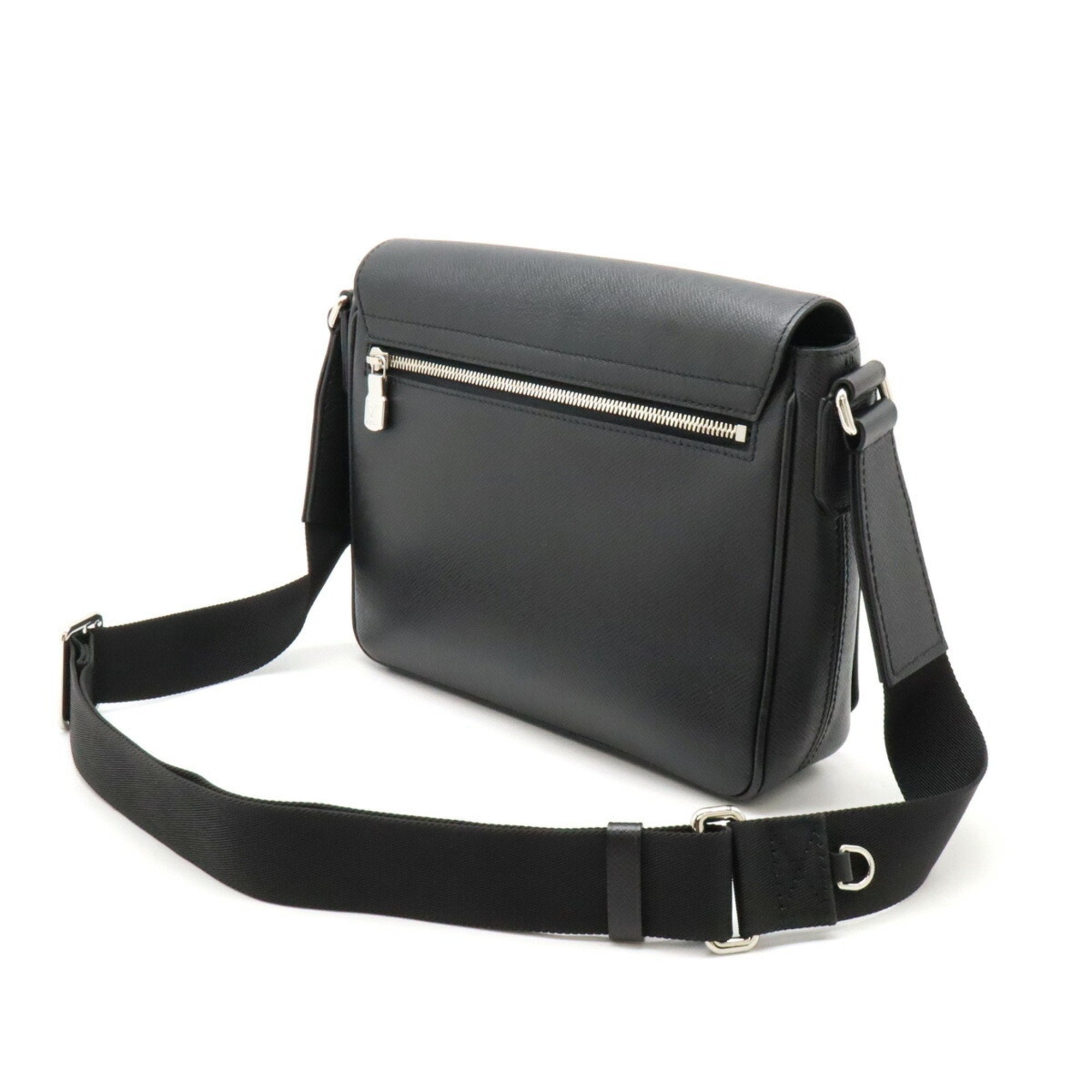 Louis Vuitton Black Noir Taiga Leather Shoulder Bag (Pre-Owned)