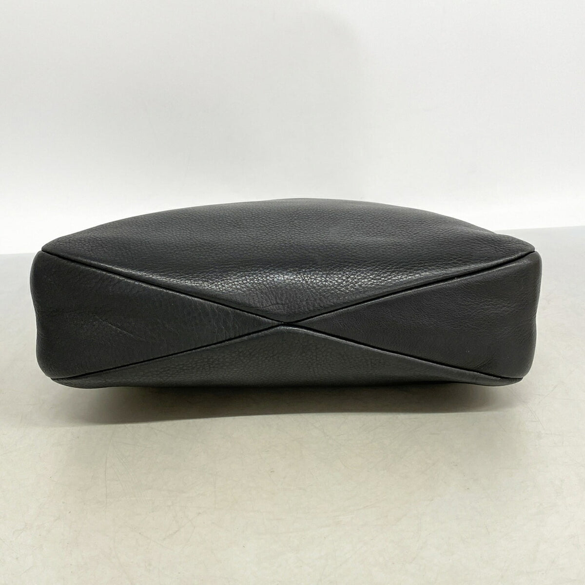 Salvatore Ferragamo Black Leather Shoulder Bag (Pre-Owned)