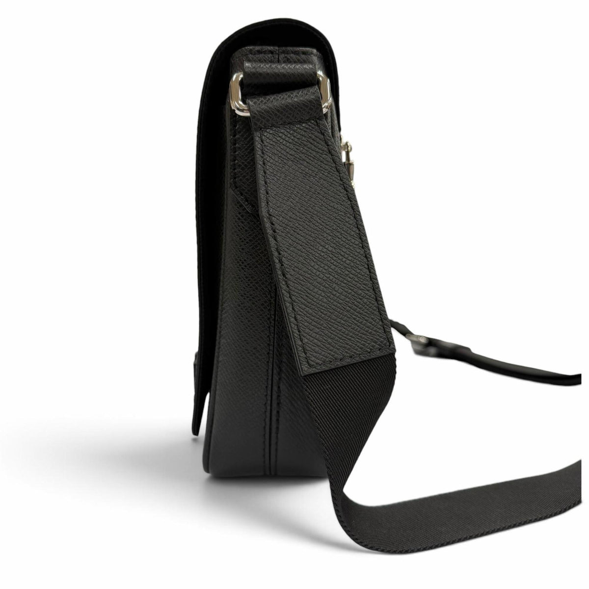 Louis Vuitton Black Taiga Leather Shoulder Bag (Pre-Owned)