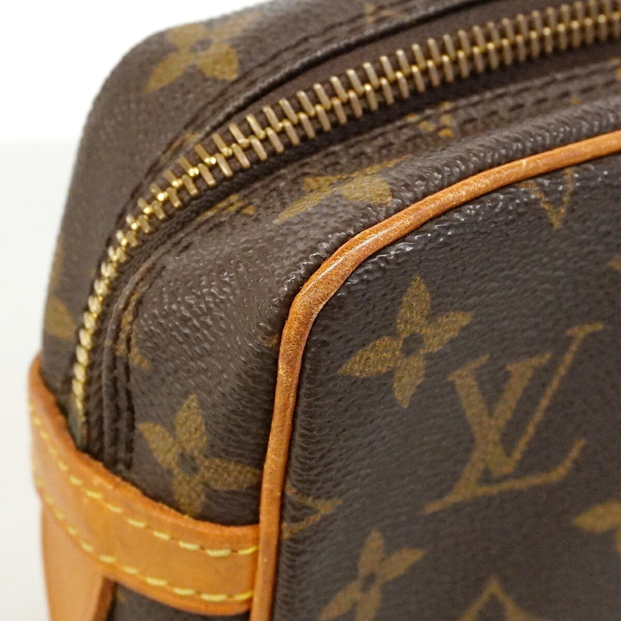 Louis Vuitton Brown Clutch Bag (Pre-Owned)