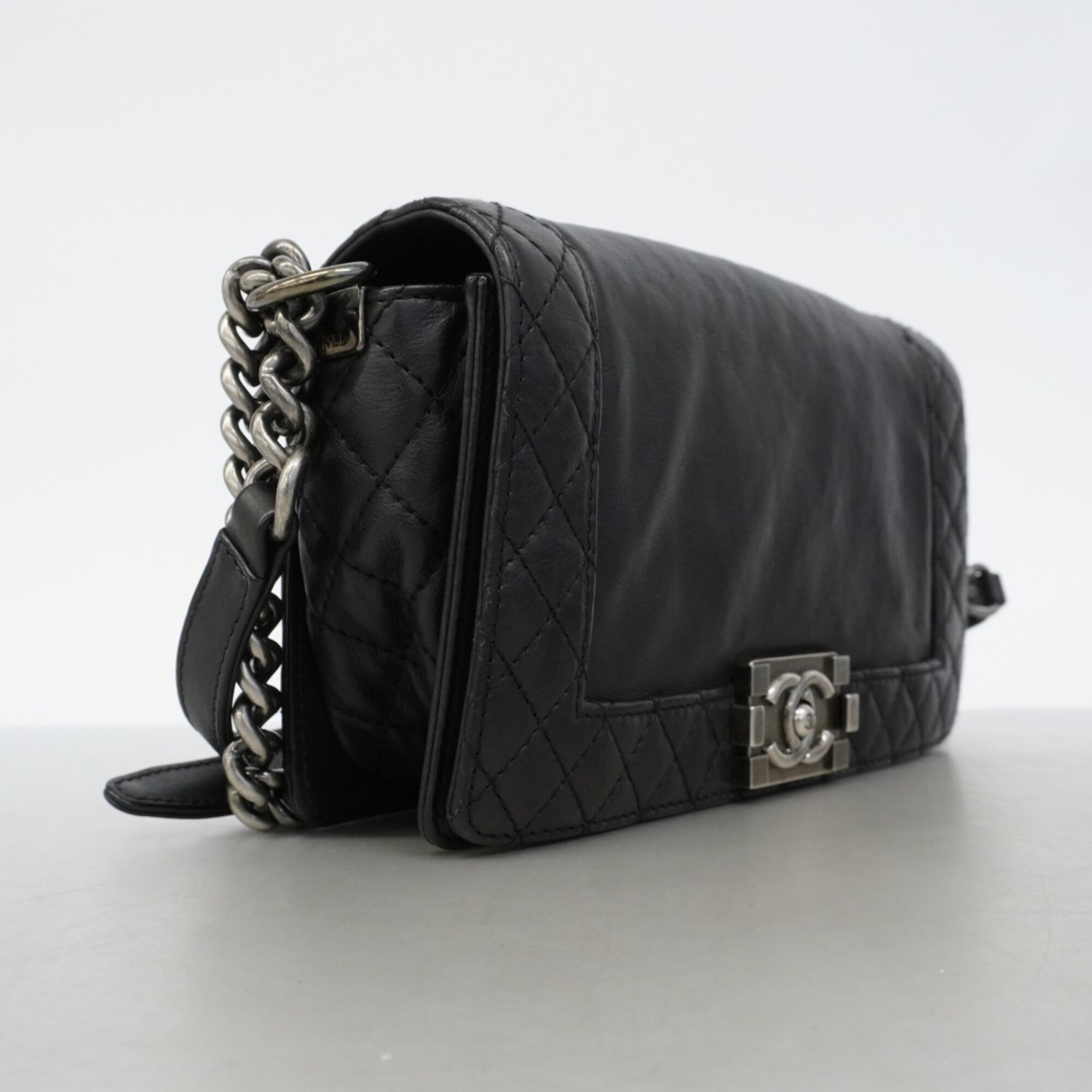 Chanel Black Leather Shoulder Bag (Pre-Owned)