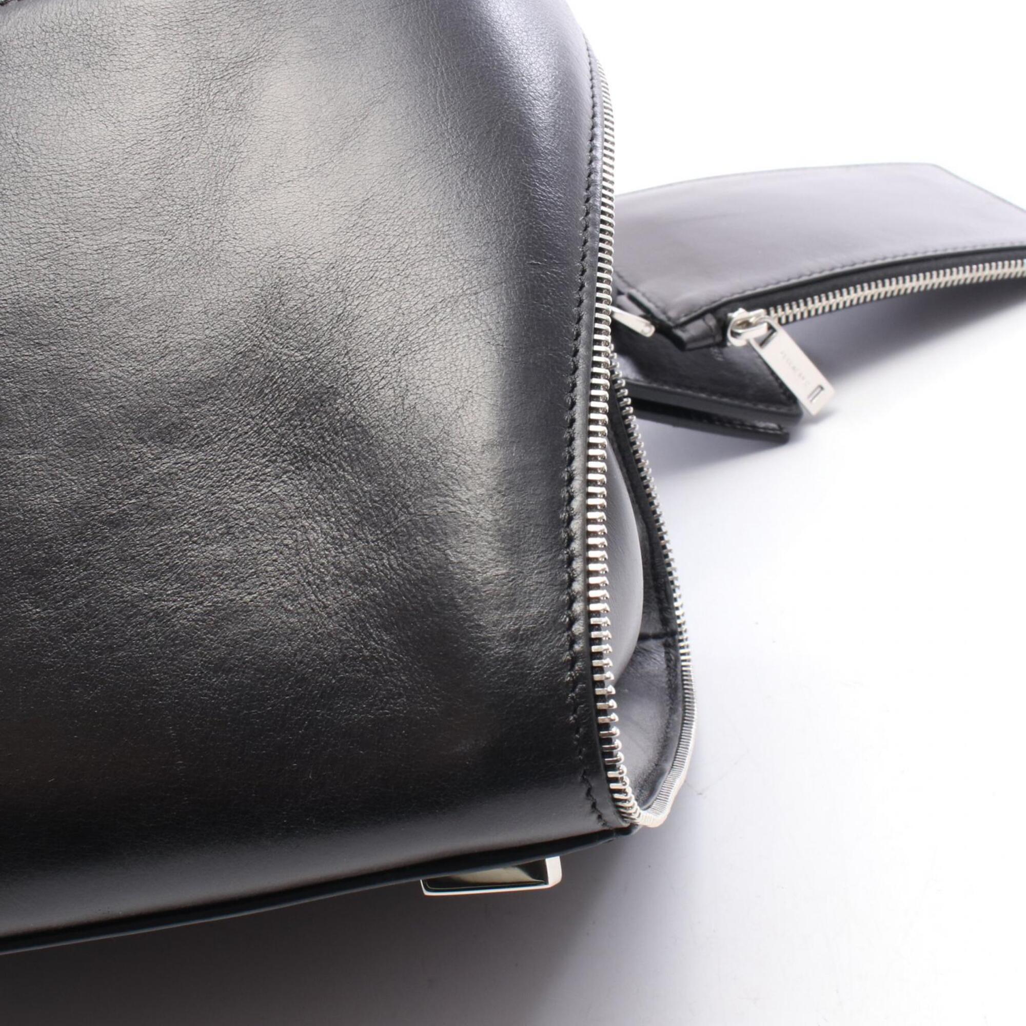 Salvatore Ferragamo Black Leather Handbag Shoulder Bag (Pre-Owned)