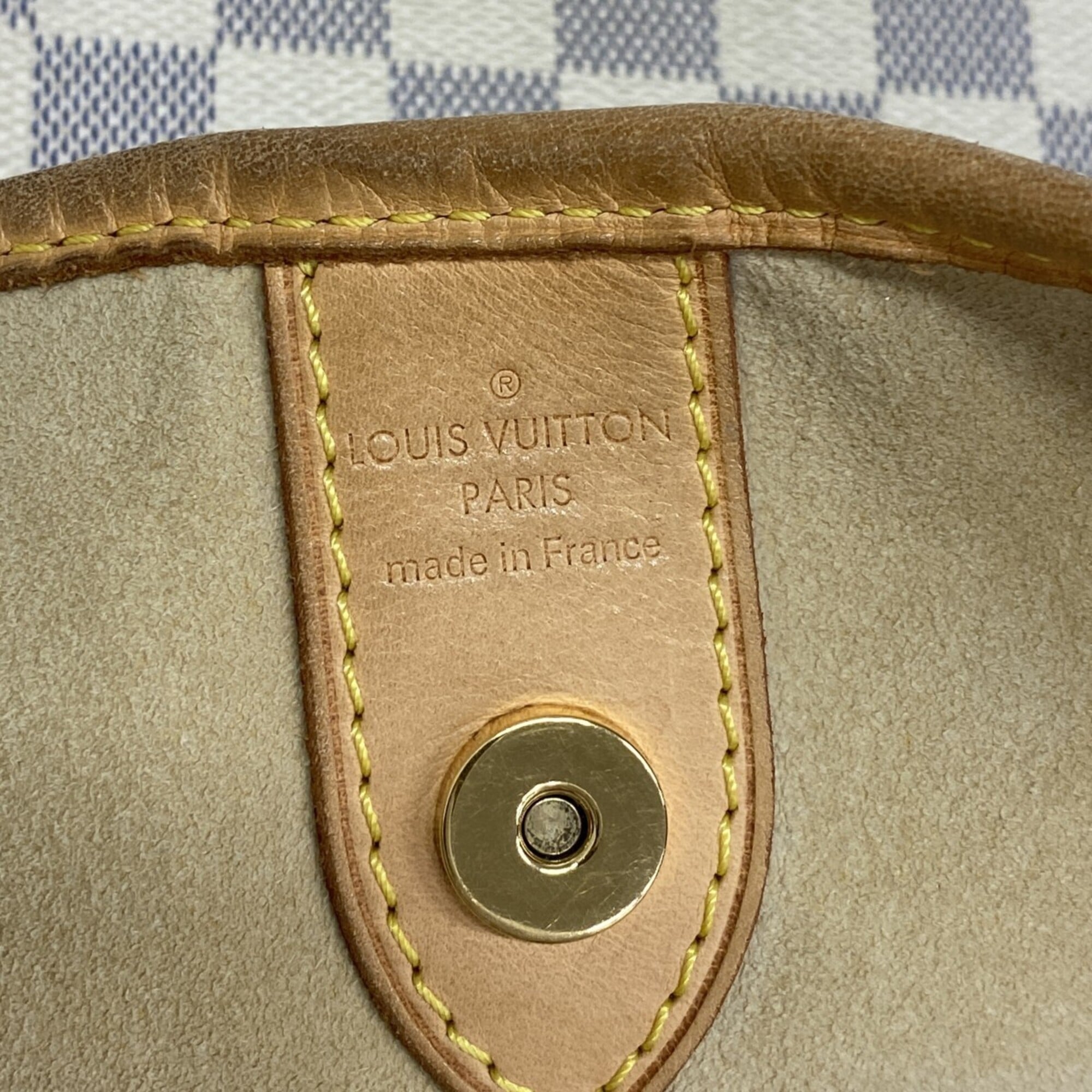 Louis Vuitton White Shoulder Bag (Pre-Owned)