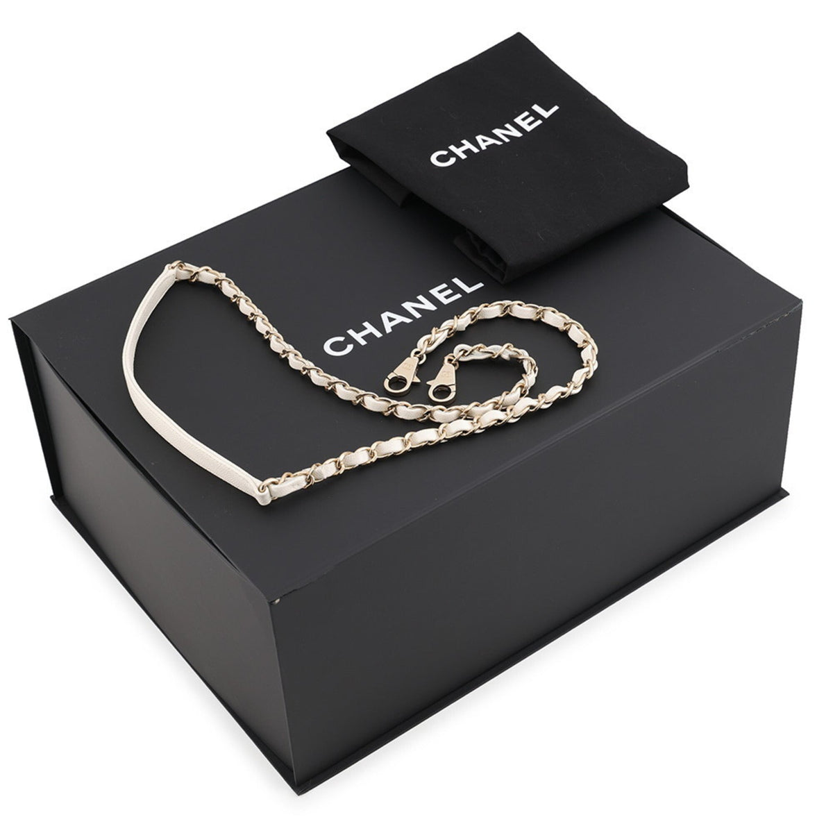 Chanel Matelasse White Grained Calfskin Handbag (Pre-Owned)