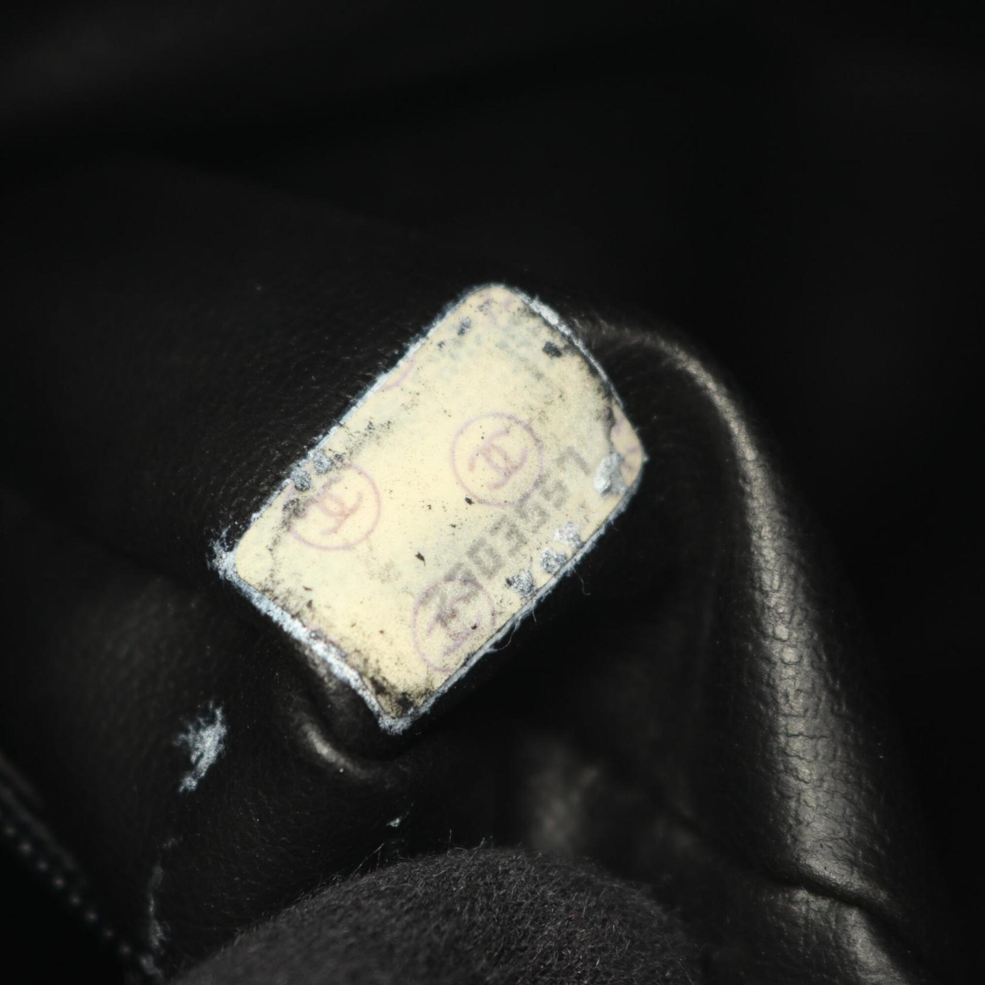 Chanel Black Leather Handbag (Pre-Owned)