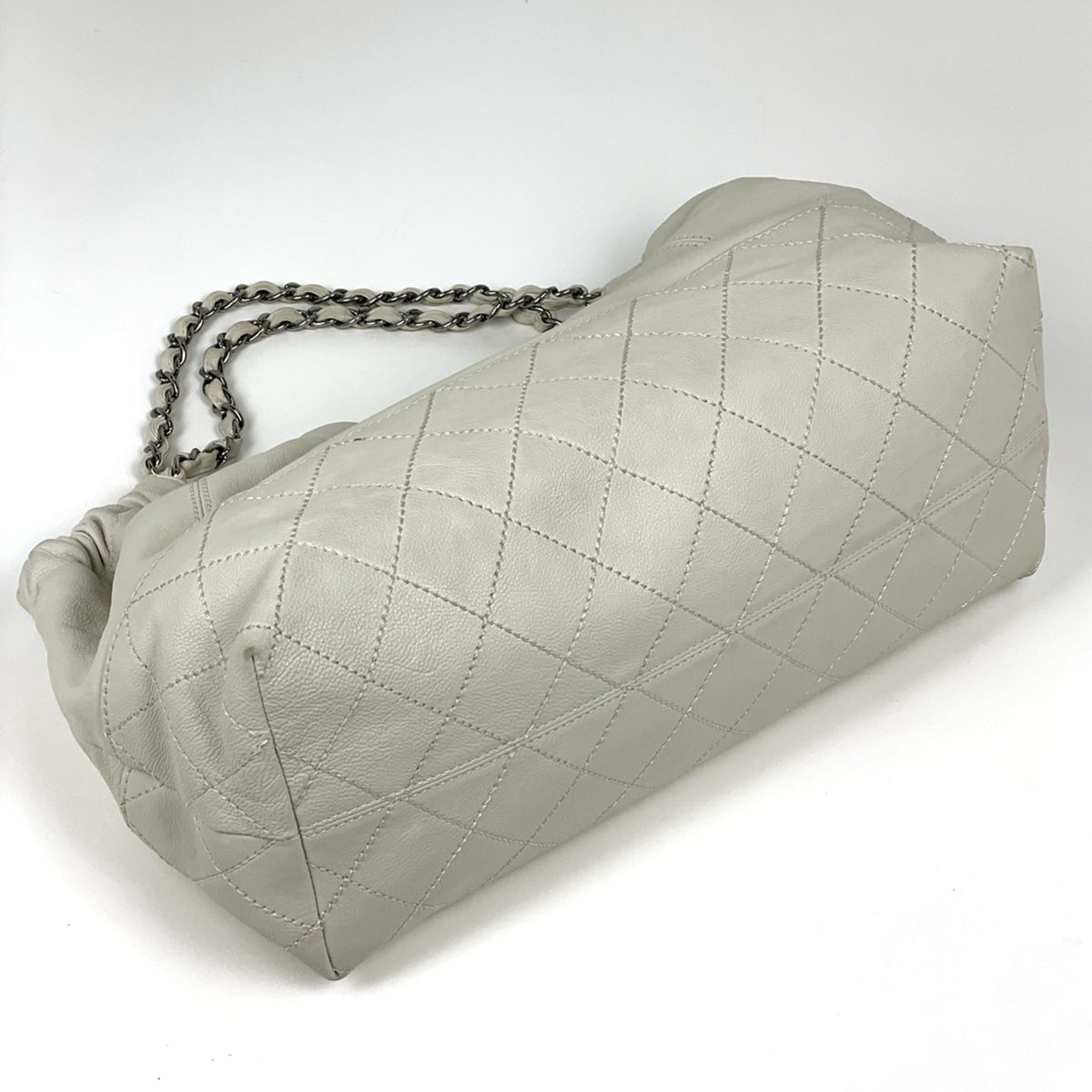 Chanel Ivory Leather Shoulder Bag (Pre-Owned)
