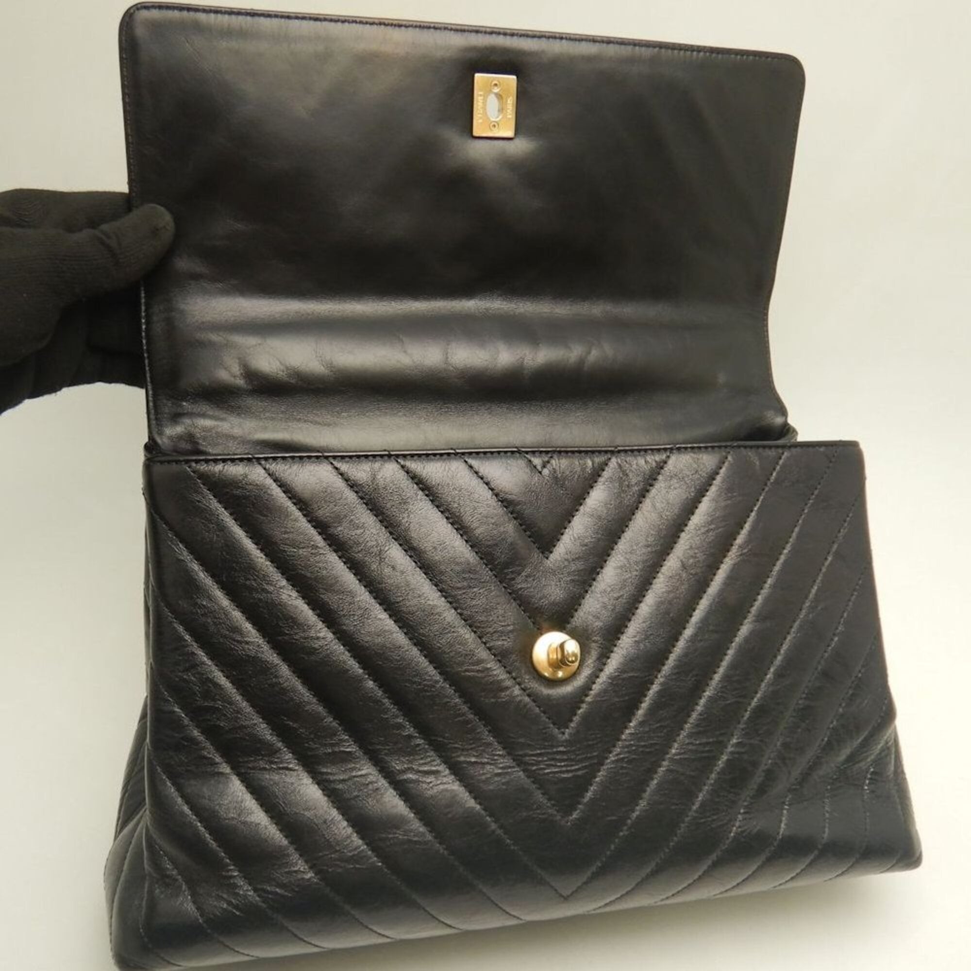 Chanel Black Leather Handbag (Pre-Owned)