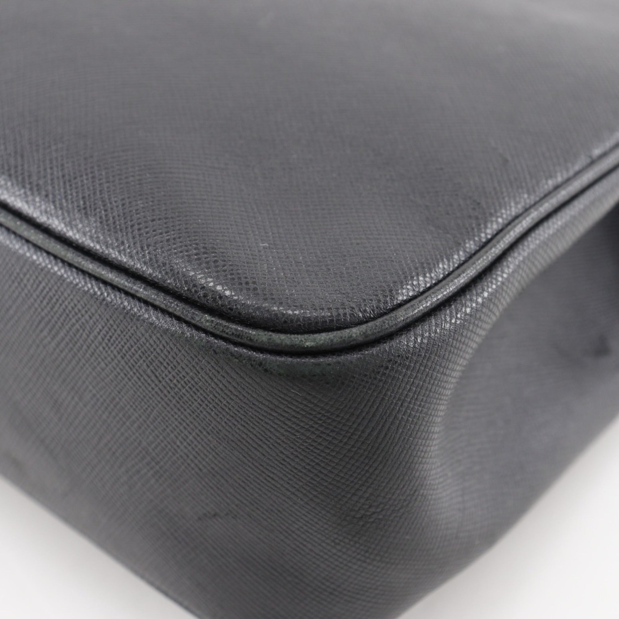 Salvatore Ferragamo Black Leather Shoulder Bag (Pre-Owned)