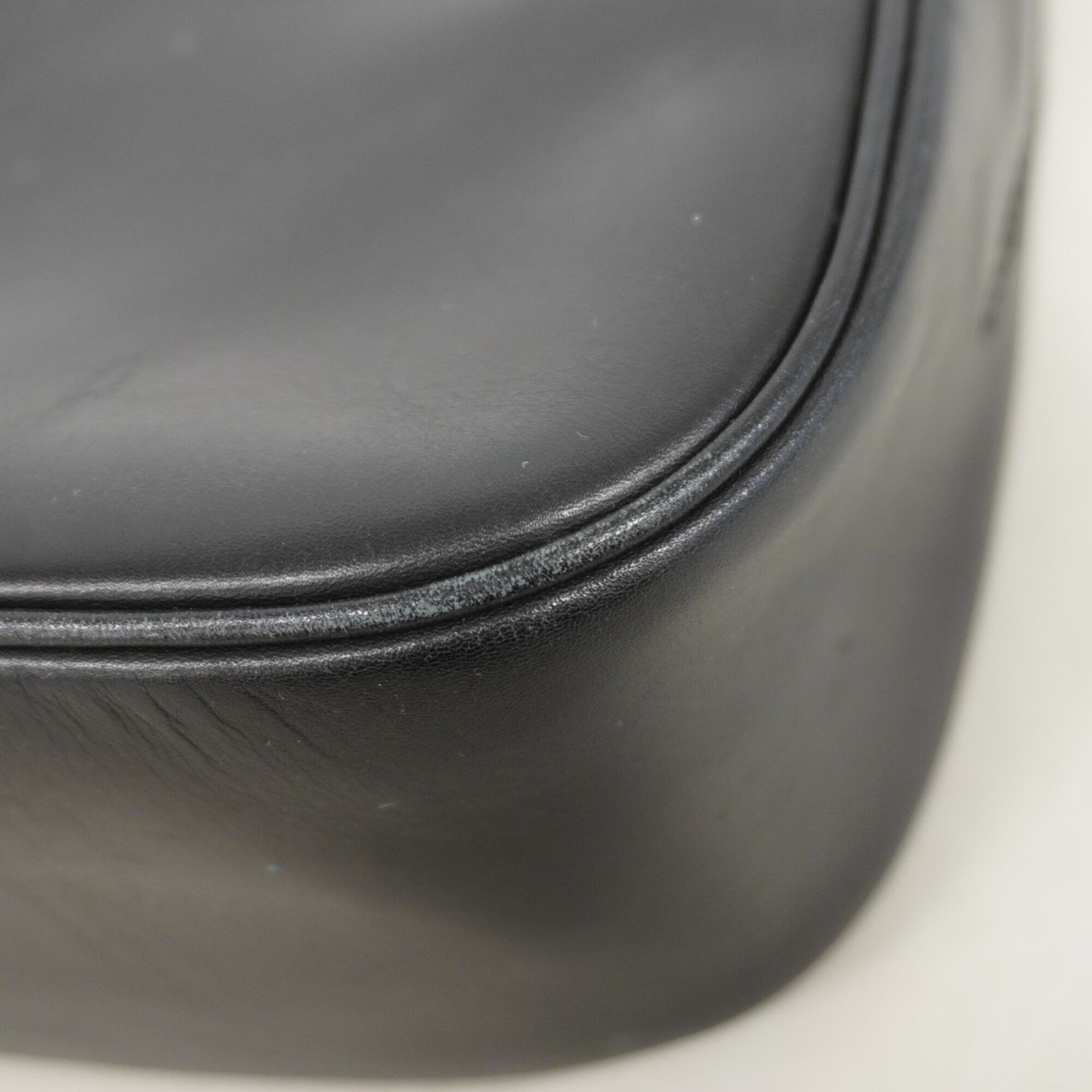Salvatore Ferragamo Black Leather Shoulder Bag (Pre-Owned)