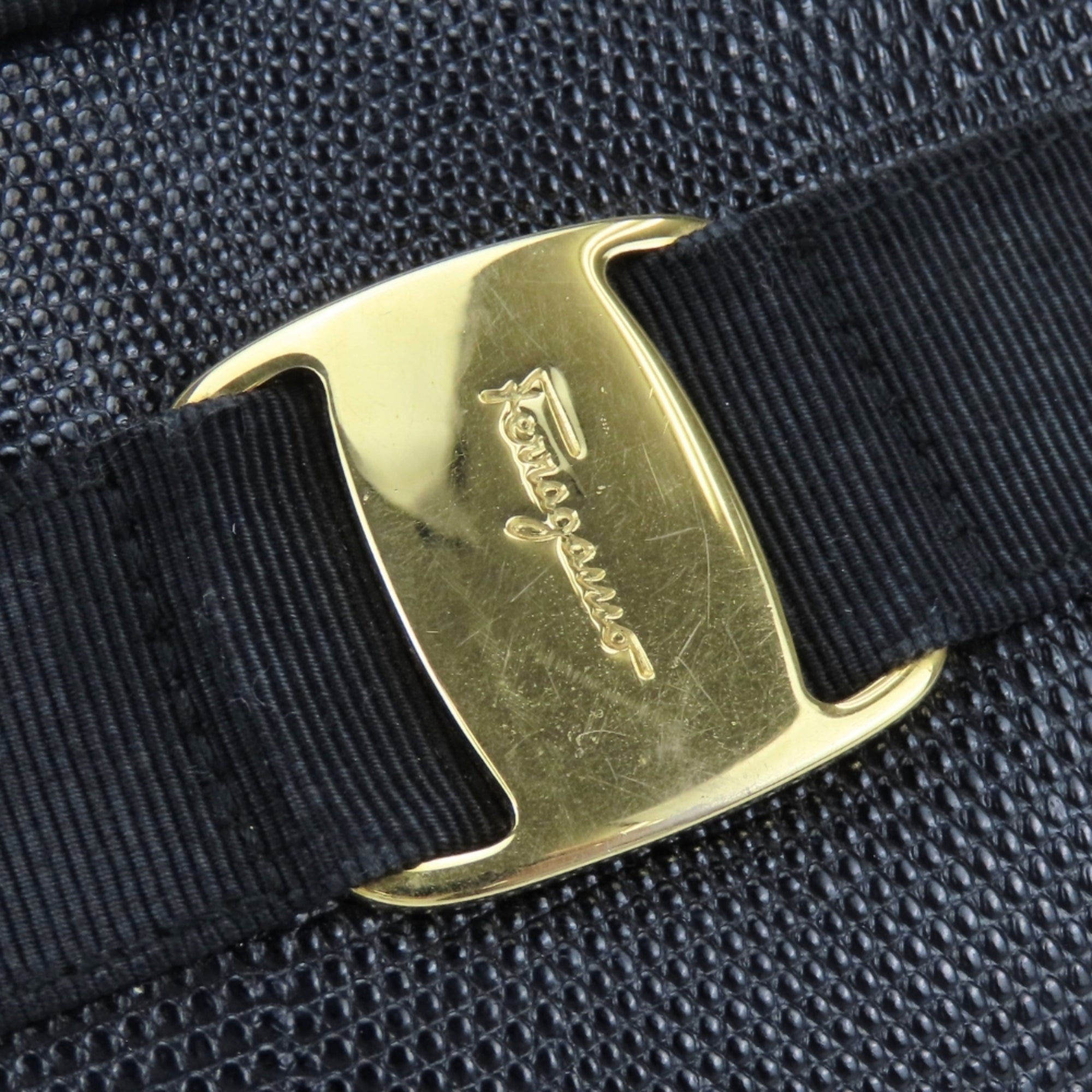 Salvatore Ferragamo Vara Black Leather Shoulder Bag (Pre-Owned)