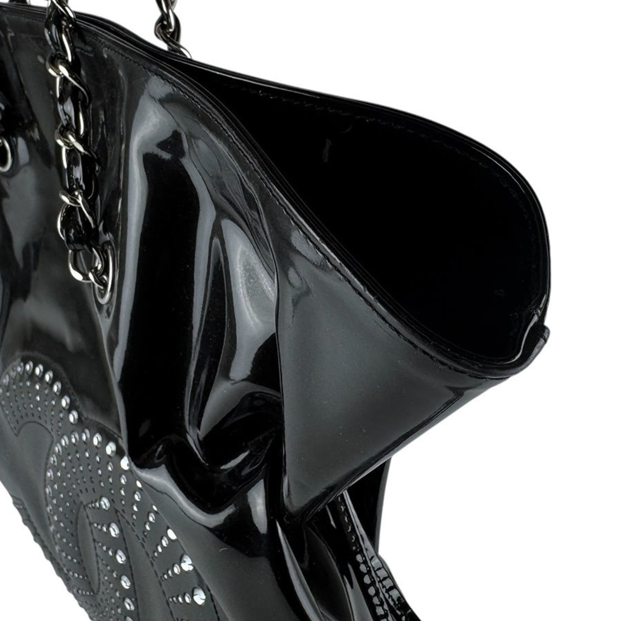 Chanel Black Patent Leather Shoulder Bag (Pre-Owned)