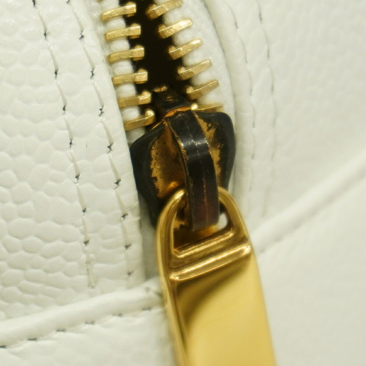 Chanel White Grained Calfskin Handbag (Pre-Owned)