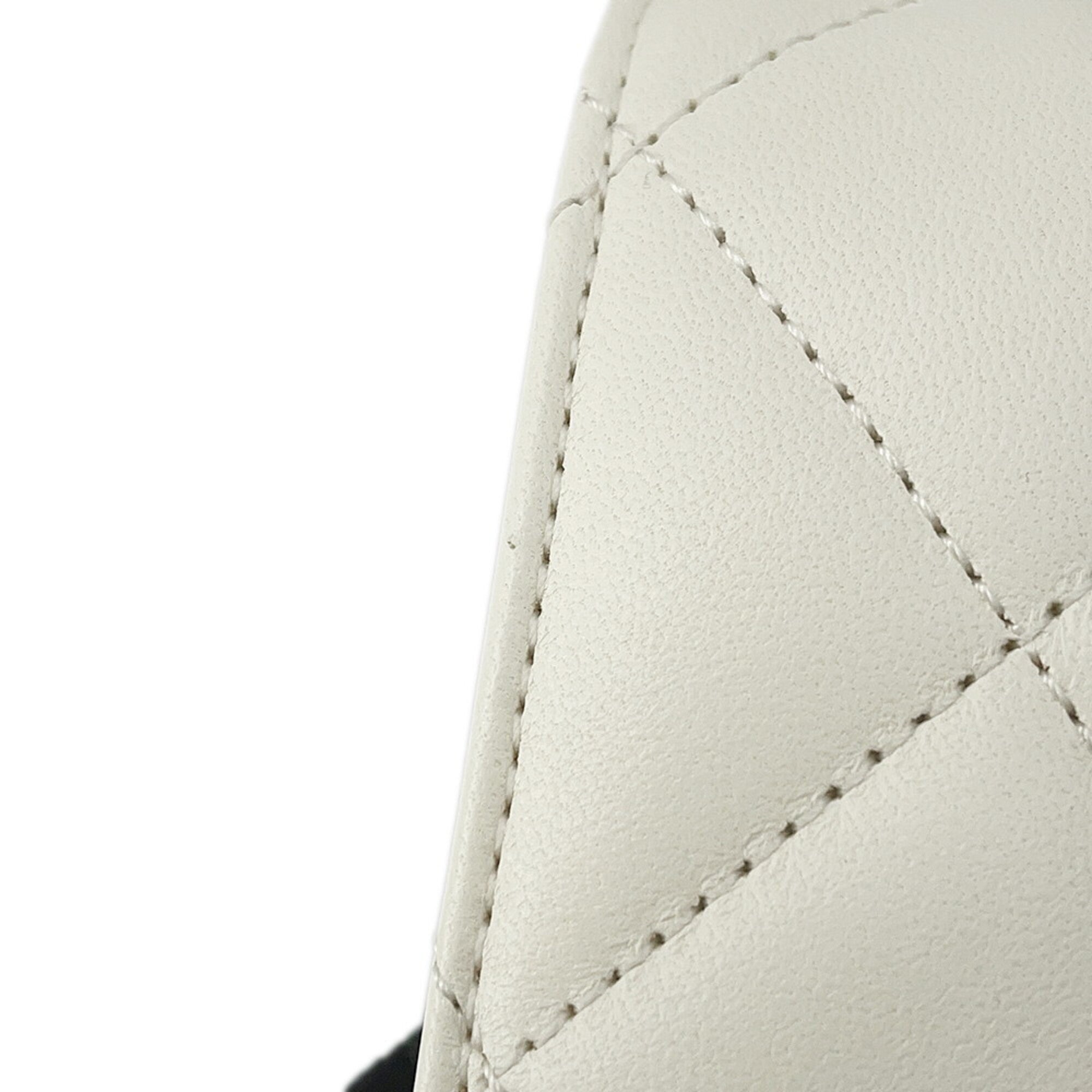 Chanel White Leather Handbag (Pre-Owned)
