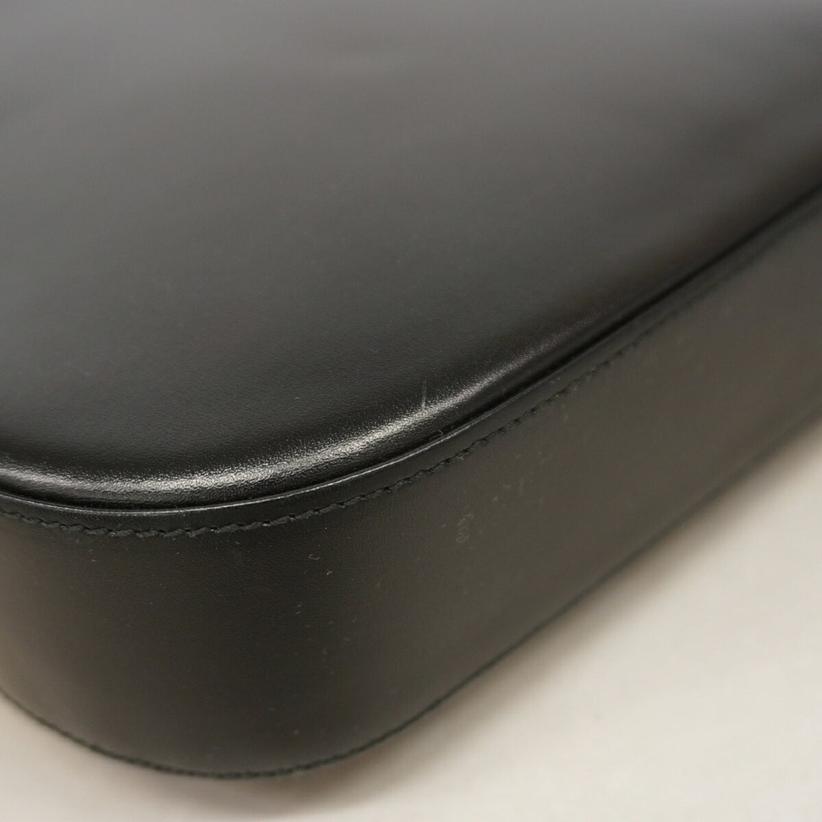 Salvatore Ferragamo Black Leather Shoulder Bag (Pre-Owned)