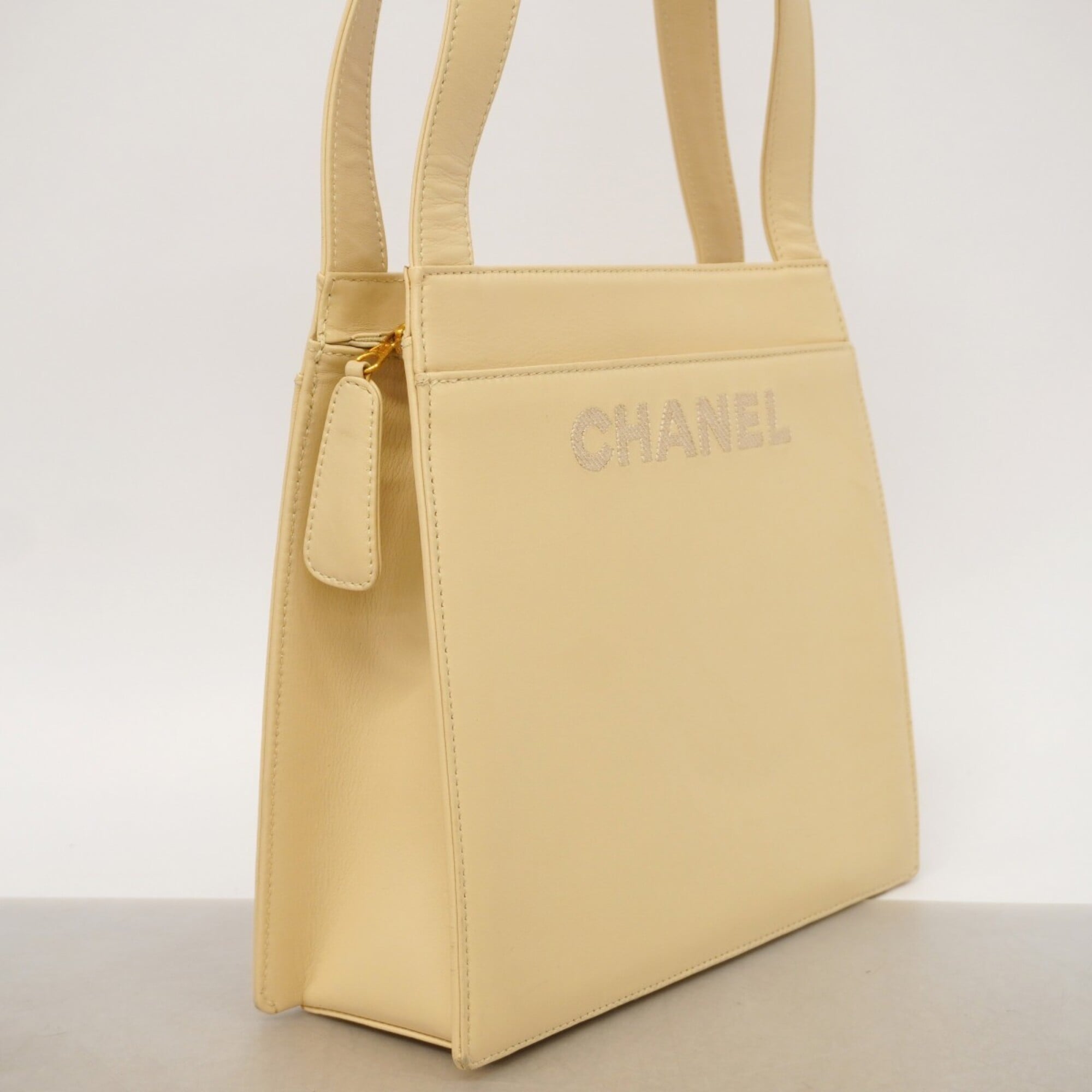 Chanel Ivory Leather Shoulder Bag (Pre-Owned)