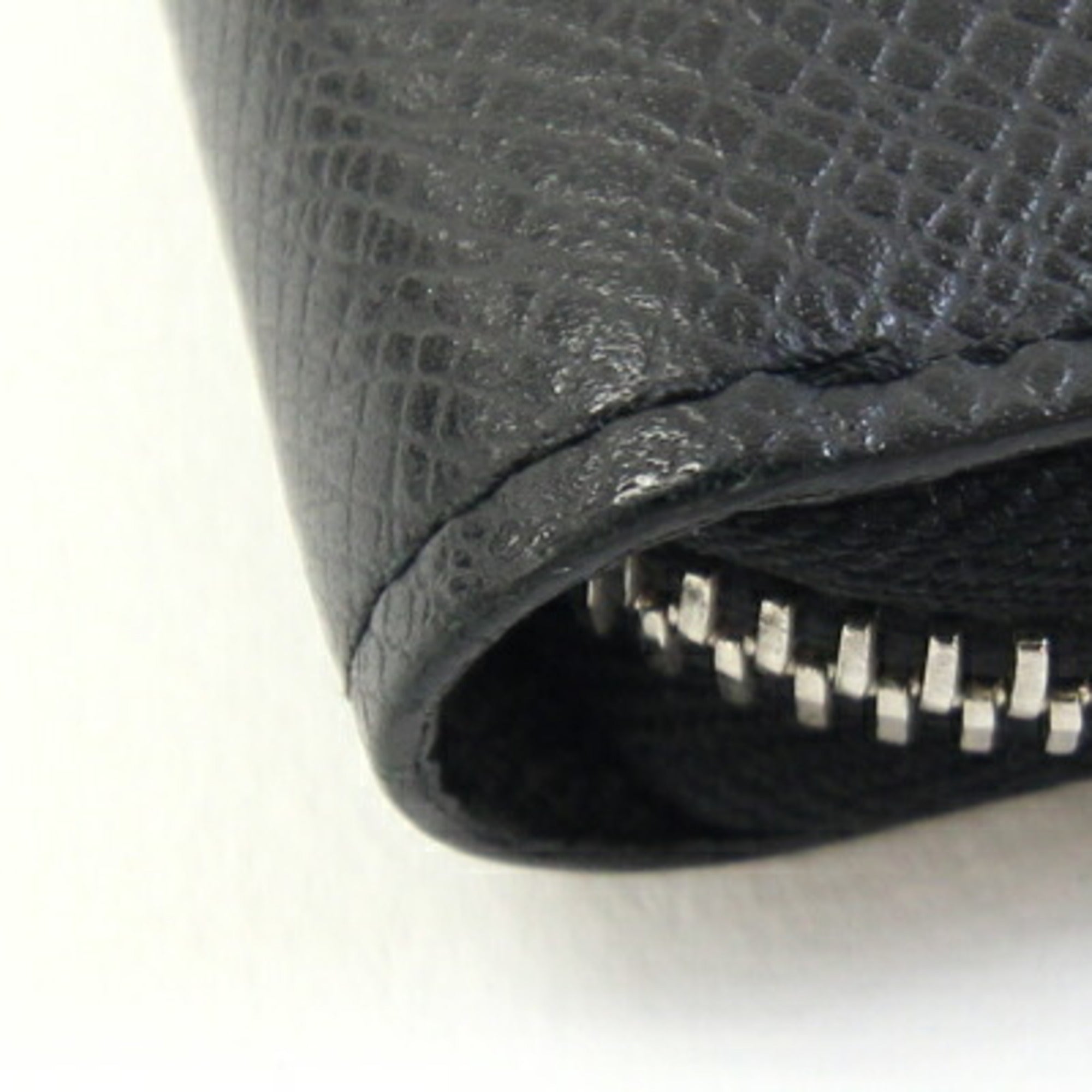 Louis Vuitton Black Noir Taiga Leather Leather Long Wallet (Bi-Fold) (Pre-Owned)