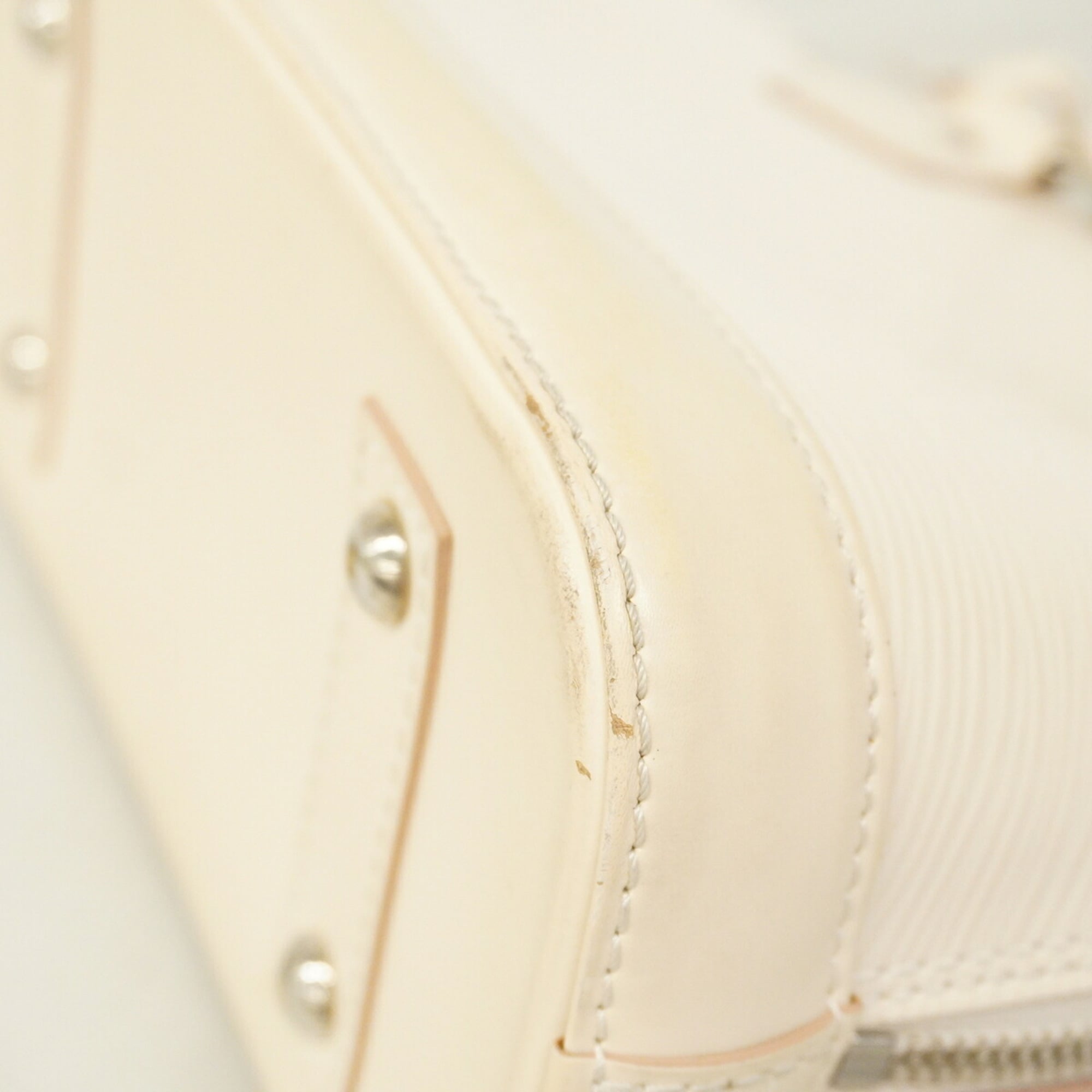 Louis Vuitton White Handbag (Pre-Owned)