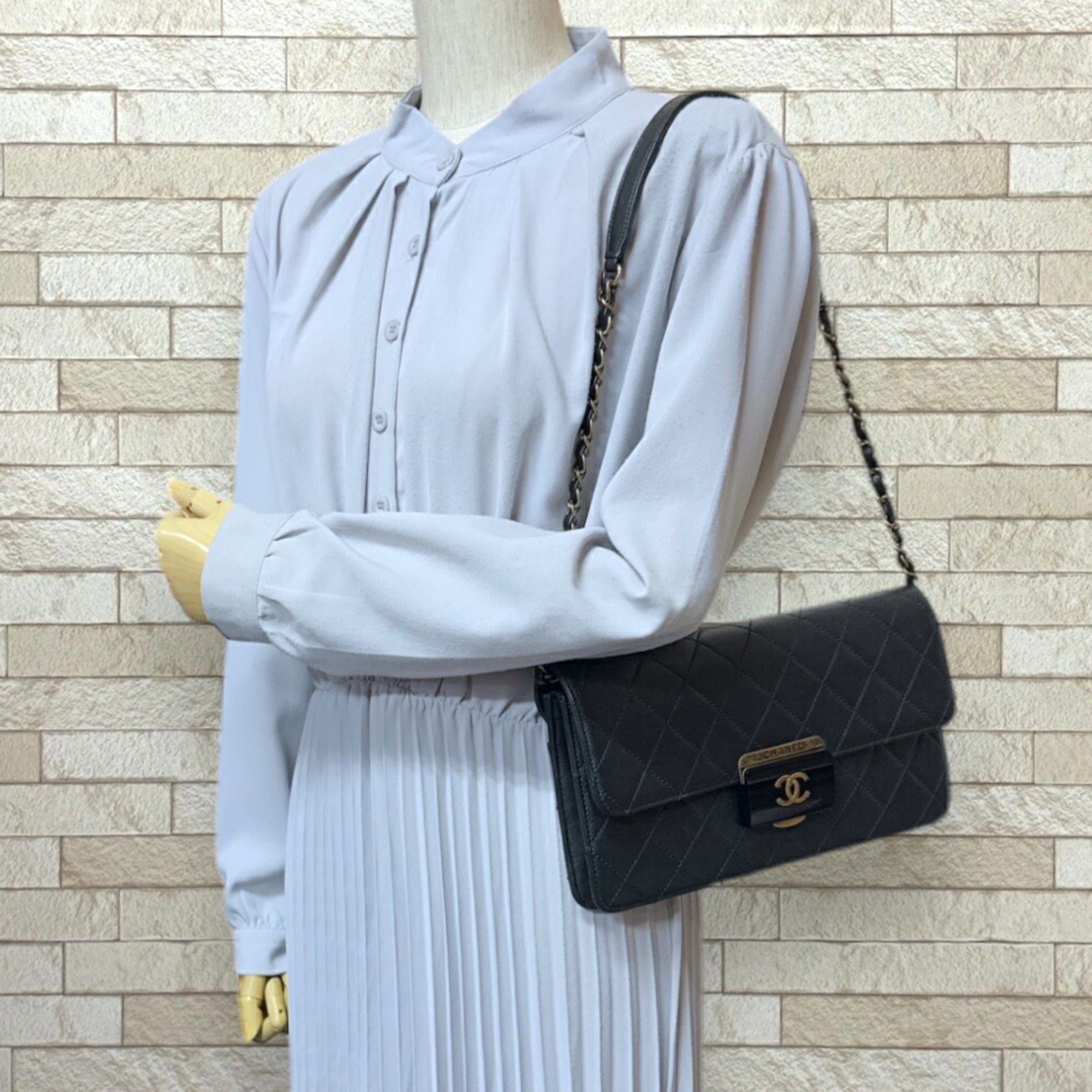 Chanel Black Leather Shoulder Bag (Pre-Owned)