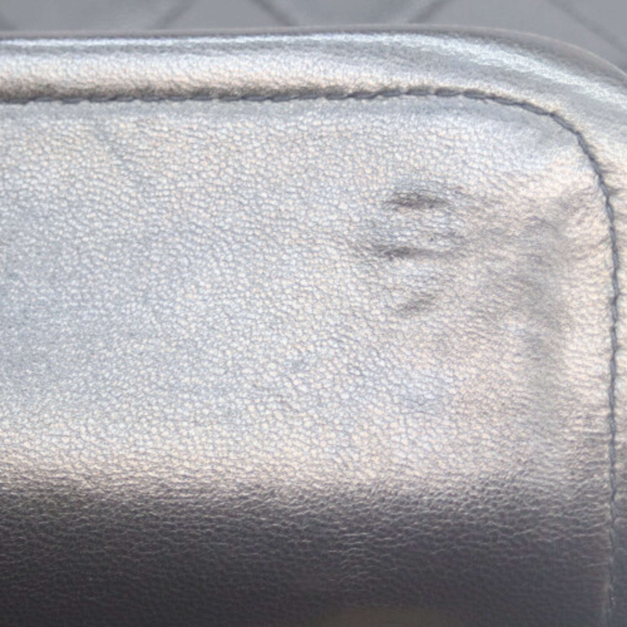 Chanel Black Leather Shoulder Bag (Pre-Owned)