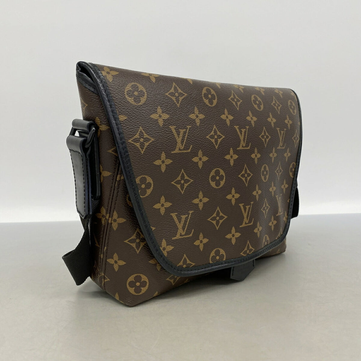 Louis Vuitton Brown Shoulder Bag (Pre-Owned)