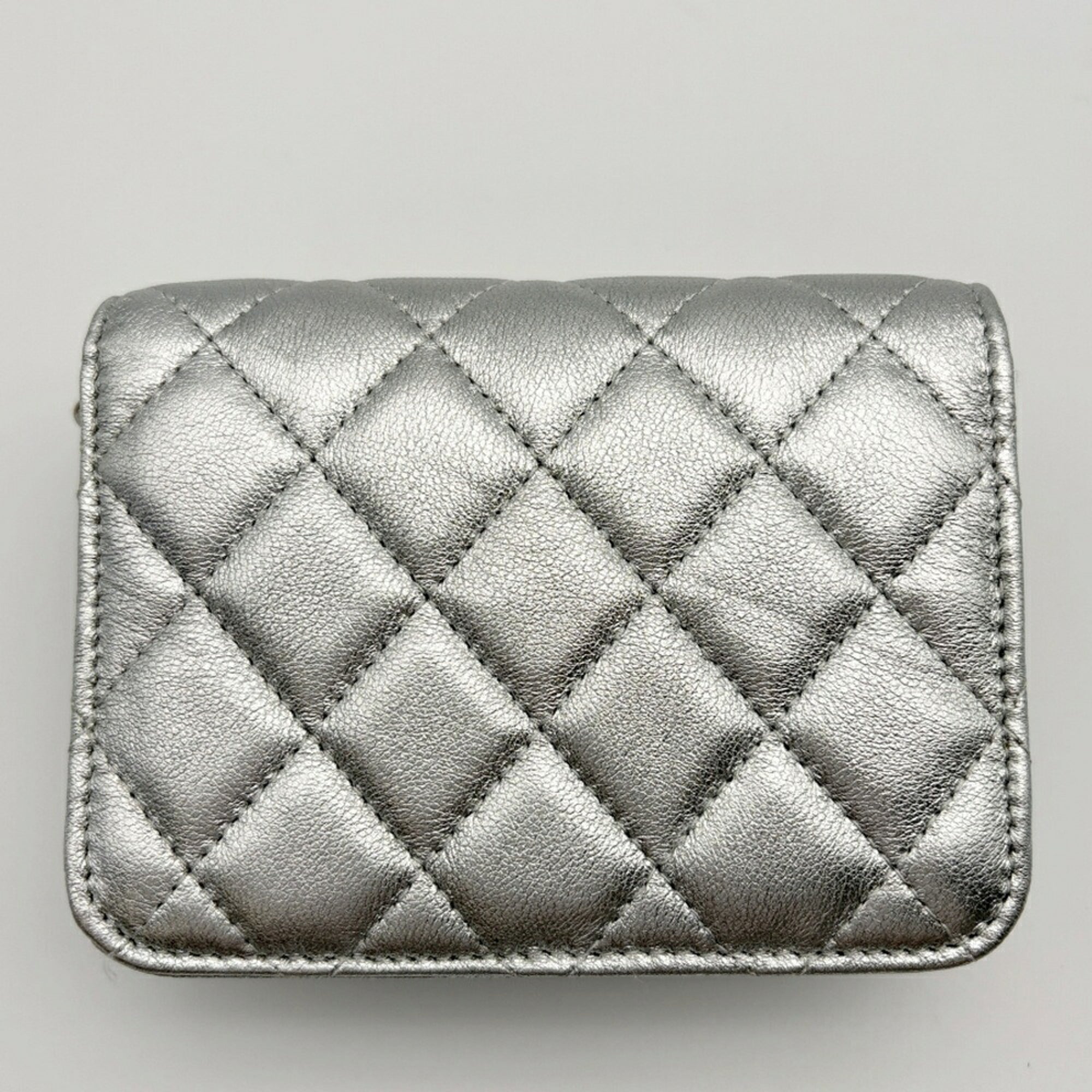Chanel Matelasse Silver Leather Shoulder Bag (Pre-Owned)