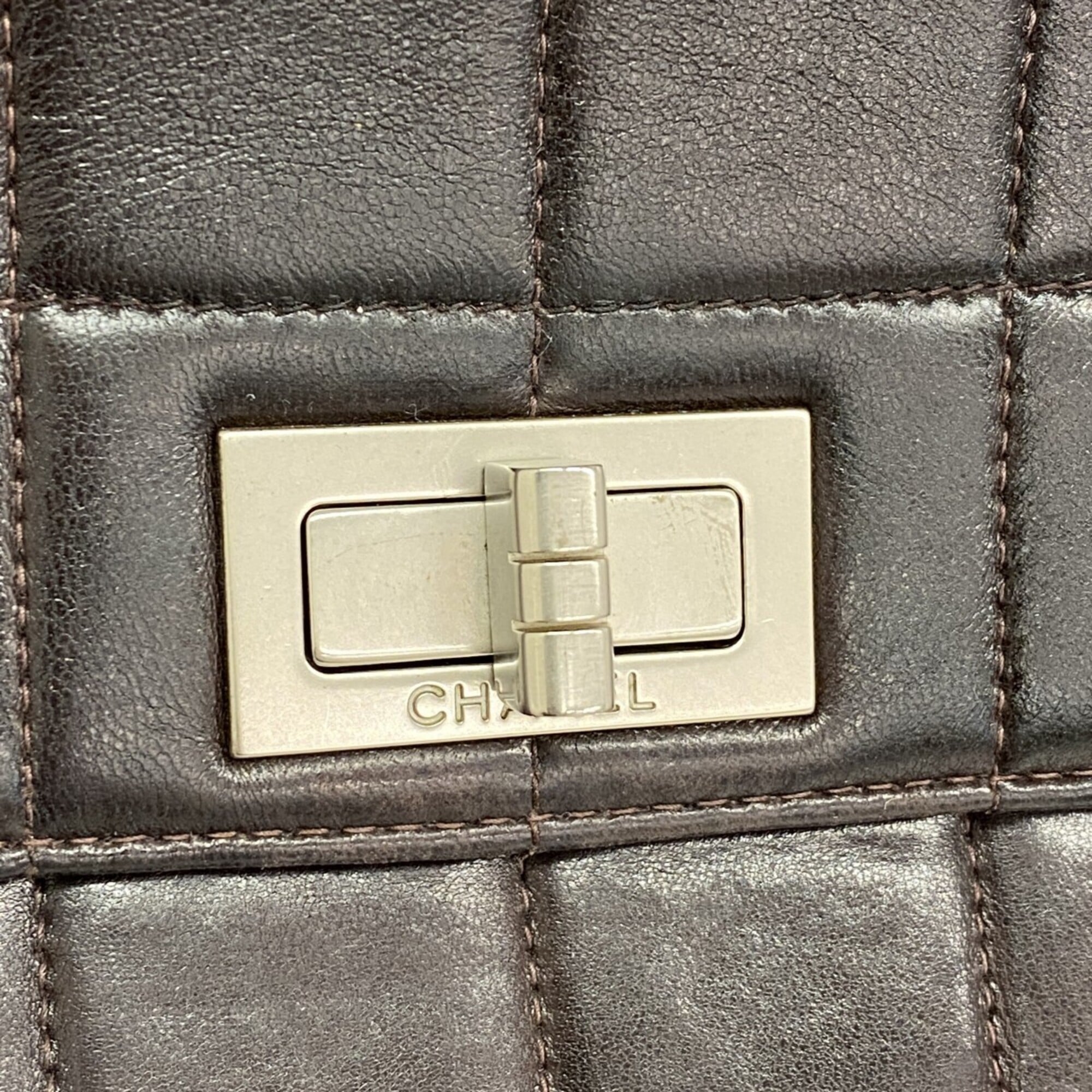 Chanel Brown Leather Shoulder Bag (Pre-Owned)