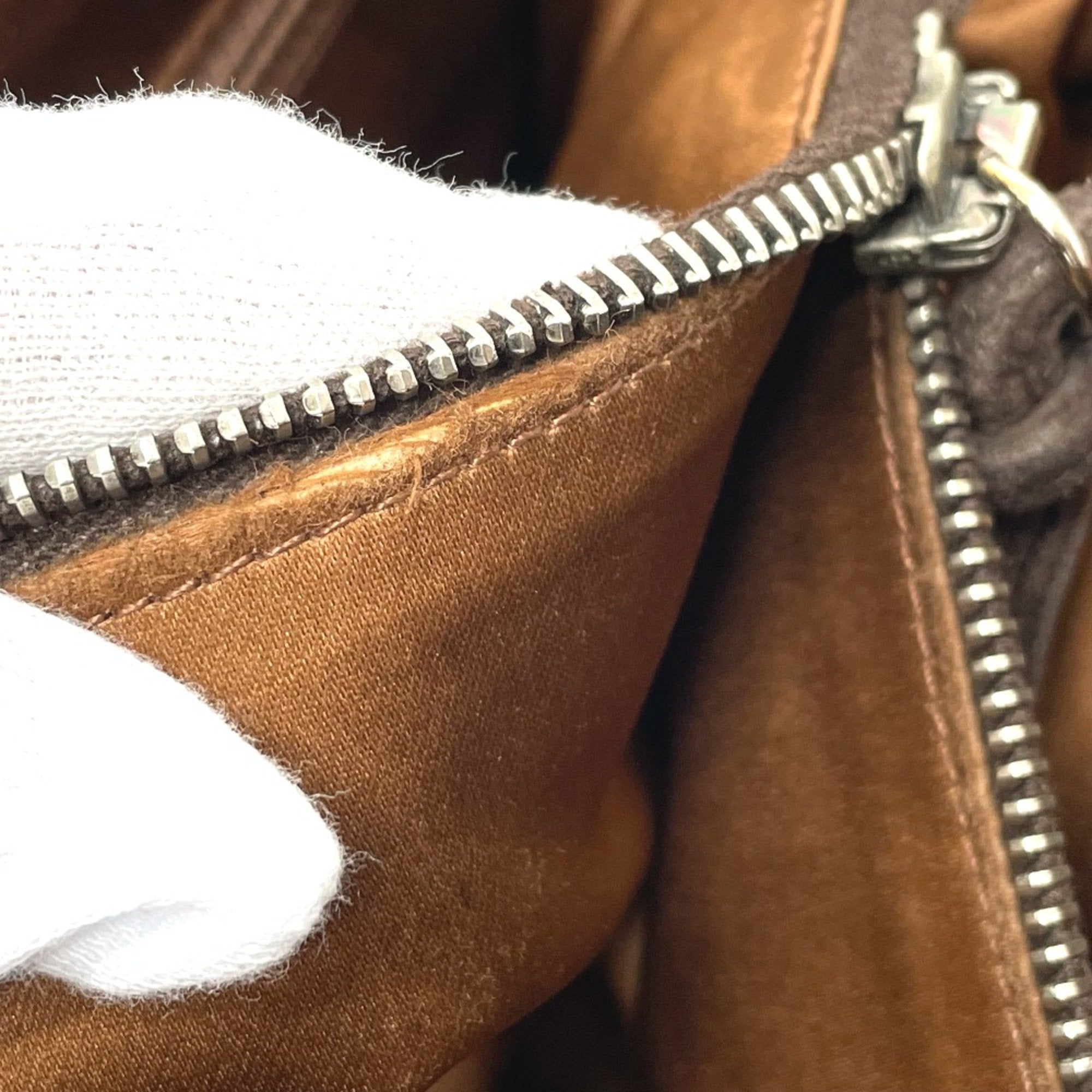 Chanel Brown Leather Shoulder Bag (Pre-Owned)