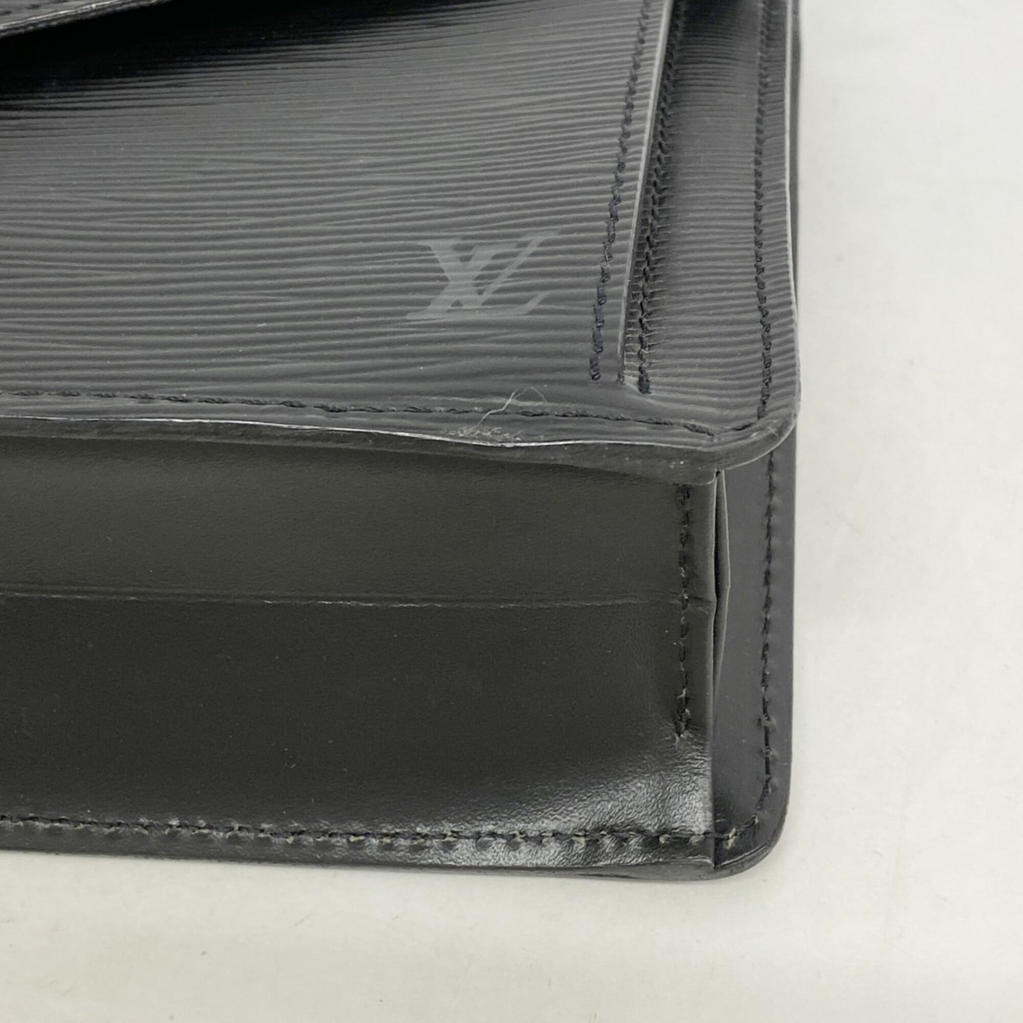 Louis Vuitton Noir Clutch Bag (Pre-Owned)