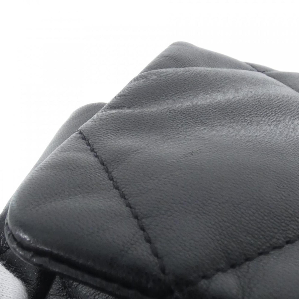 Chanel Black Leather Shoulder Bag (Pre-Owned)