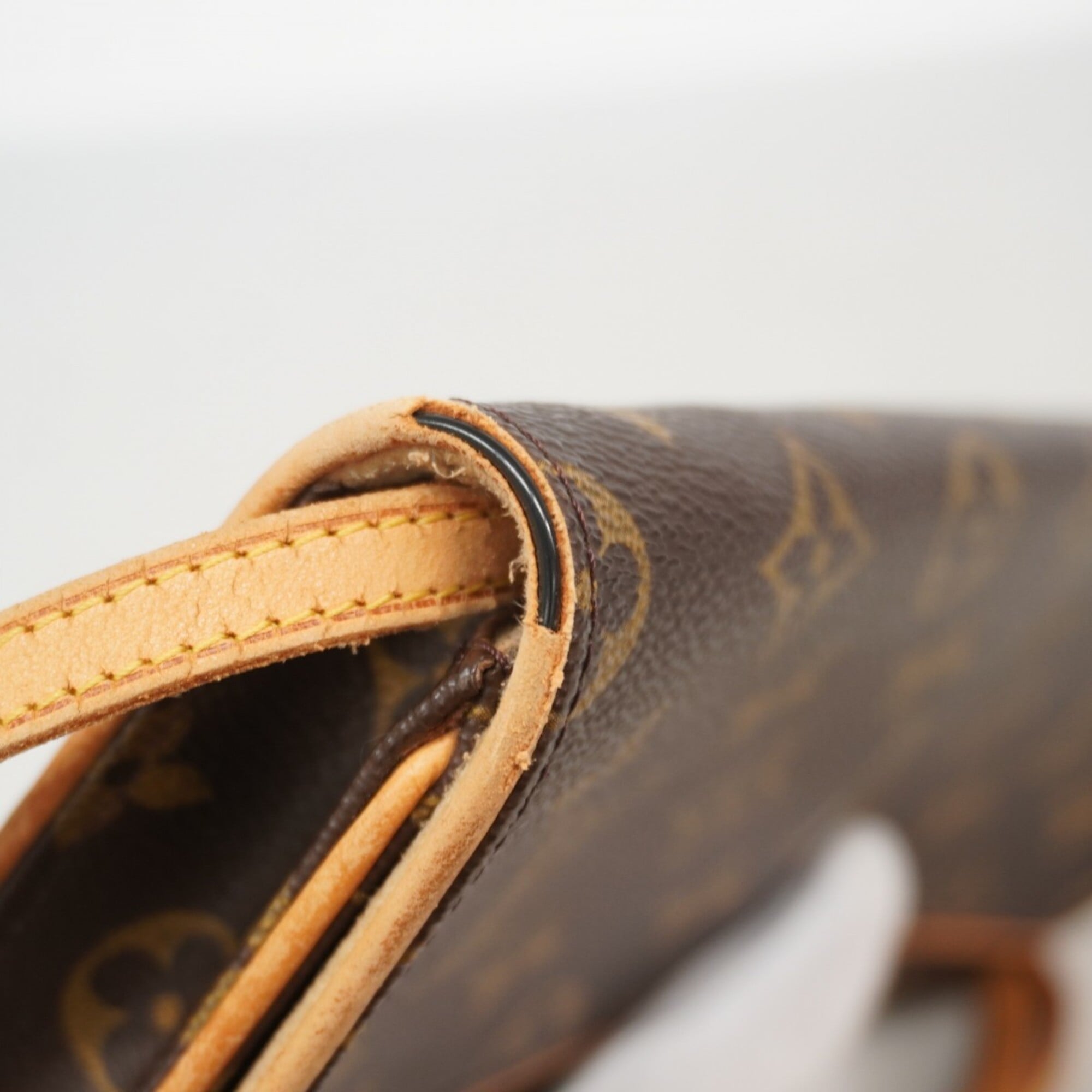 Louis Vuitton Brown Shoulder Bag (Pre-Owned)