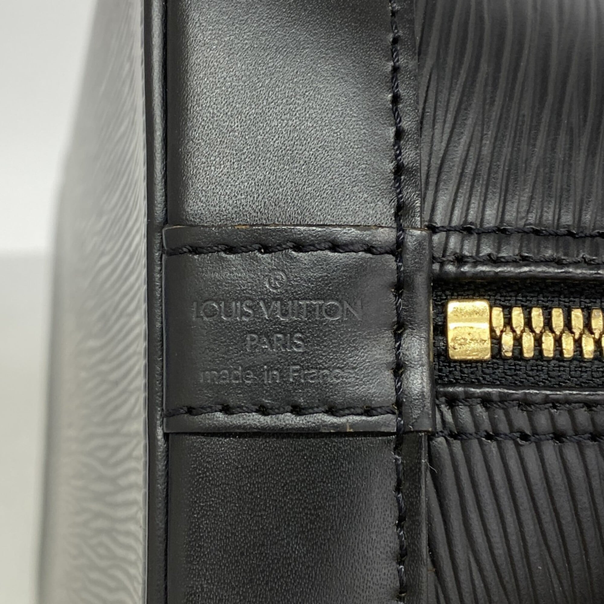 Louis Vuitton Noir Handbag (Pre-Owned)