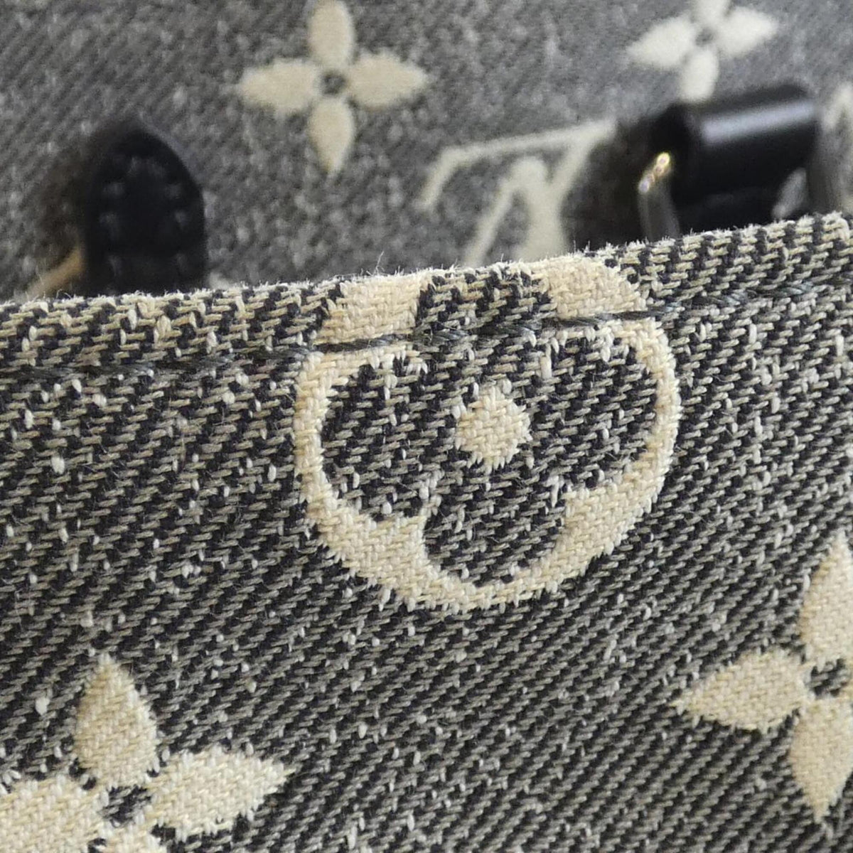 Louis Vuitton Gris Canvas Handbag (Pre-Owned)