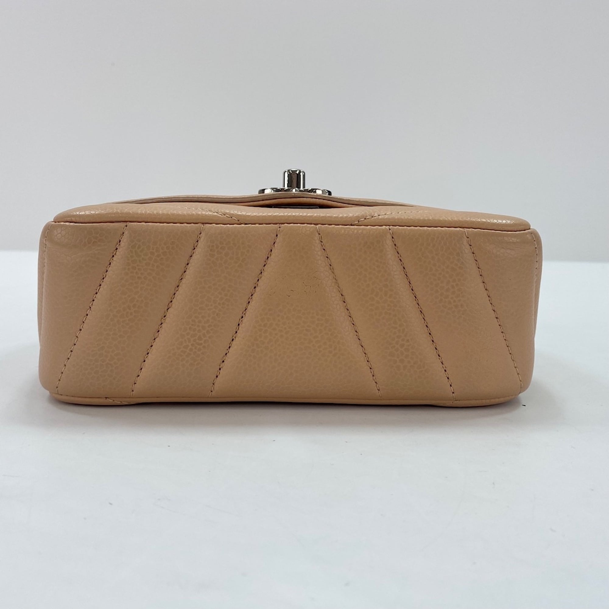 Chanel Beige Shoulder Bag (Pre-Owned)