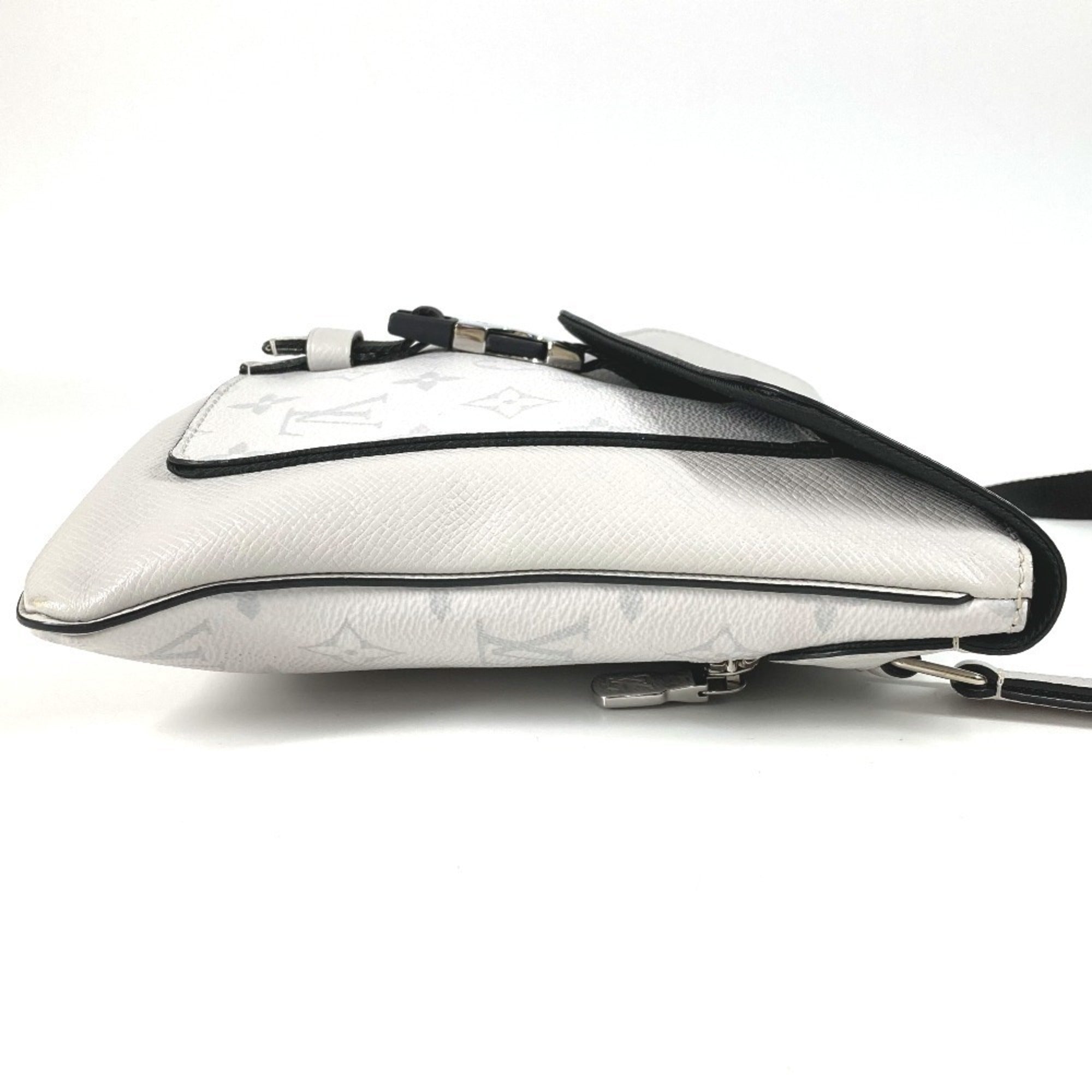 Louis Vuitton White Taigarama Shoulder Bag (Pre-Owned)