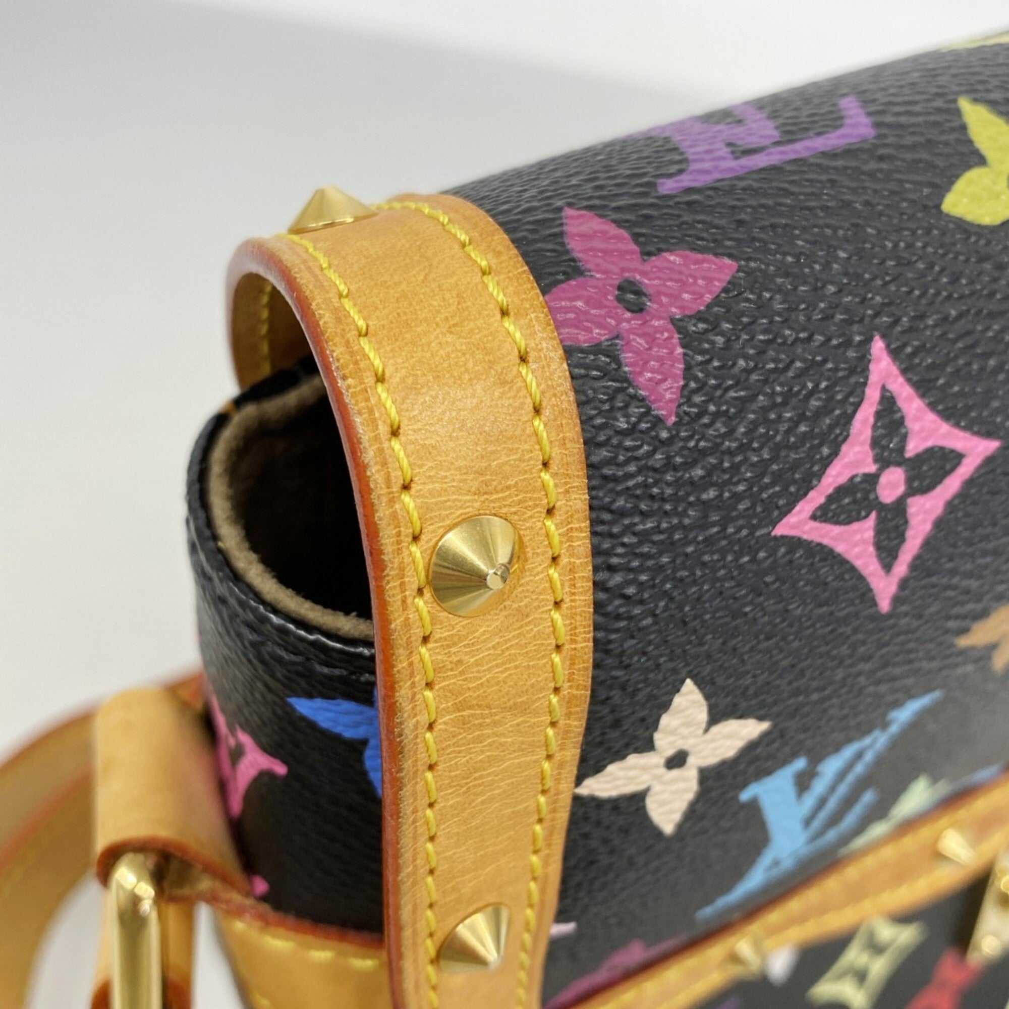 Louis Vuitton Noir Shoulder Bag (Pre-Owned)