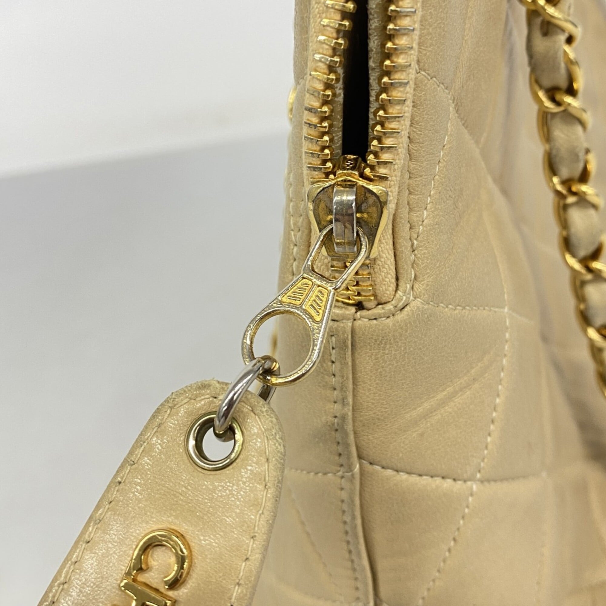 Chanel Beige Leather Shoulder Bag (Pre-Owned)