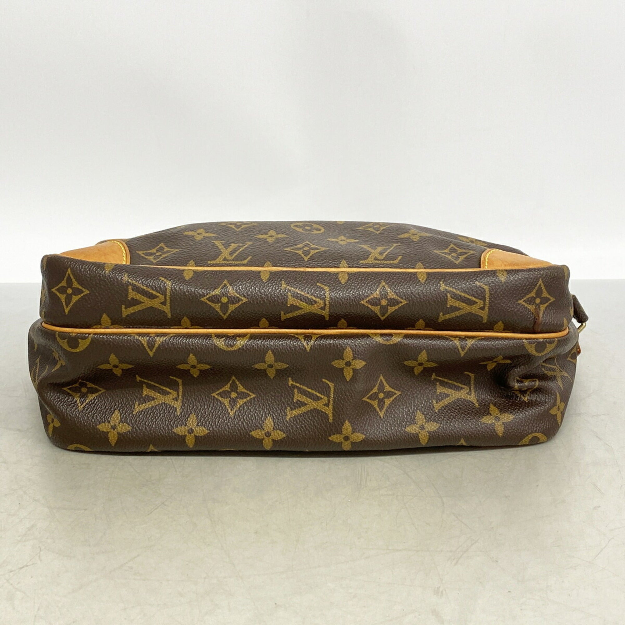 Louis Vuitton Brown Shoulder Bag (Pre-Owned)